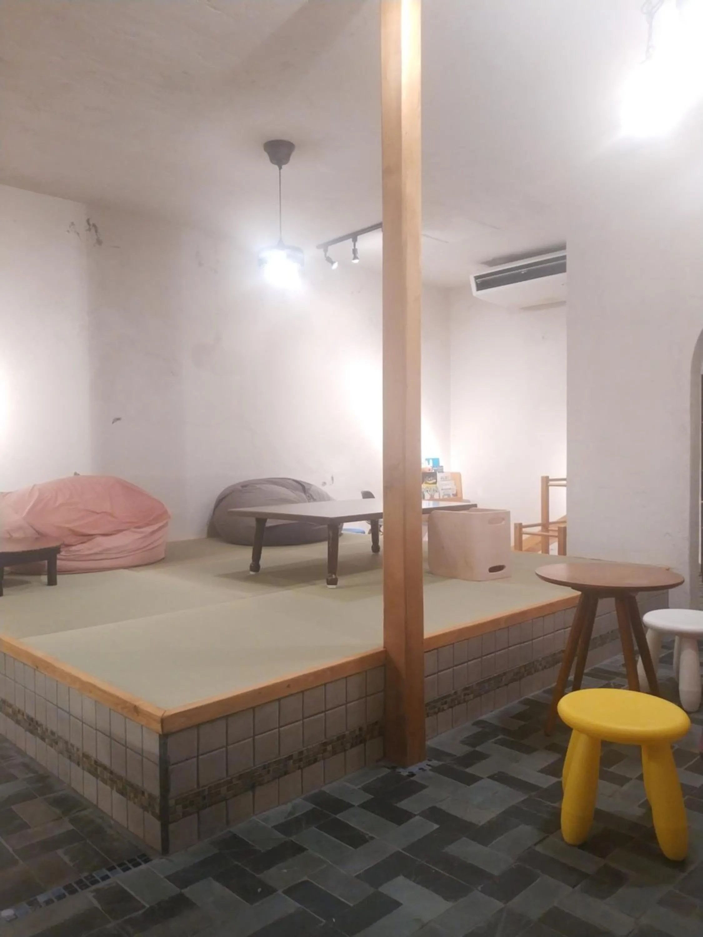 Communal kitchen, Bed in Hostel Yume-Nomad Kobe