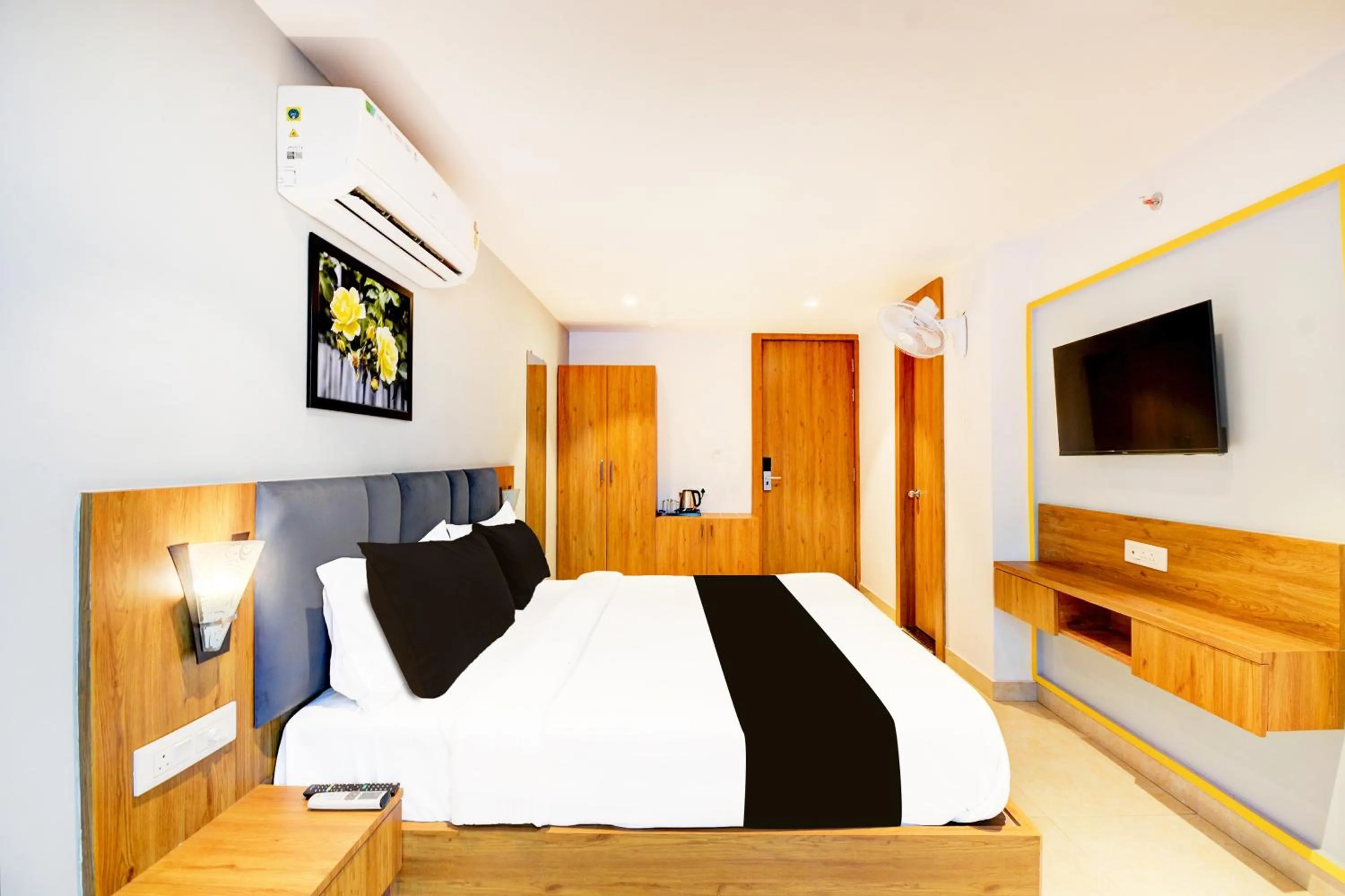 Bedroom, Bed in Super Townhouse Shobhagpura Formerly Fragrance Hotel