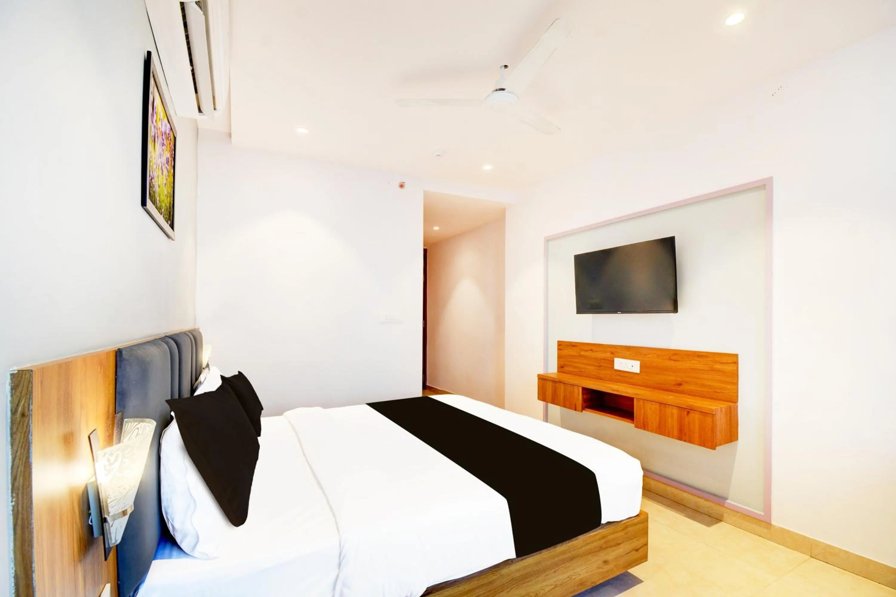 Bedroom, Bed in Super Townhouse Shobhagpura Formerly Fragrance Hotel