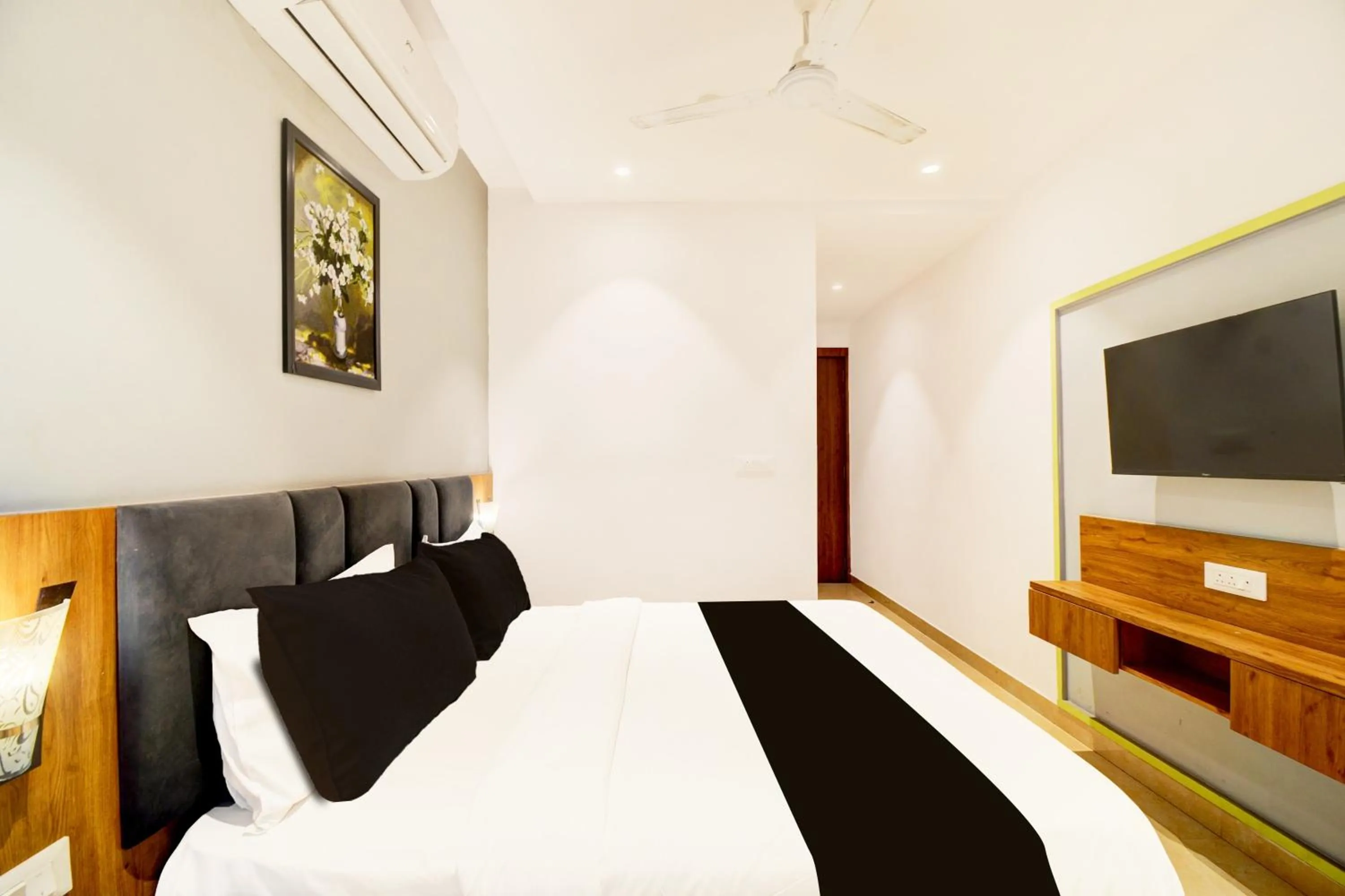 Bedroom, Bed in Super Townhouse Shobhagpura Formerly Fragrance Hotel