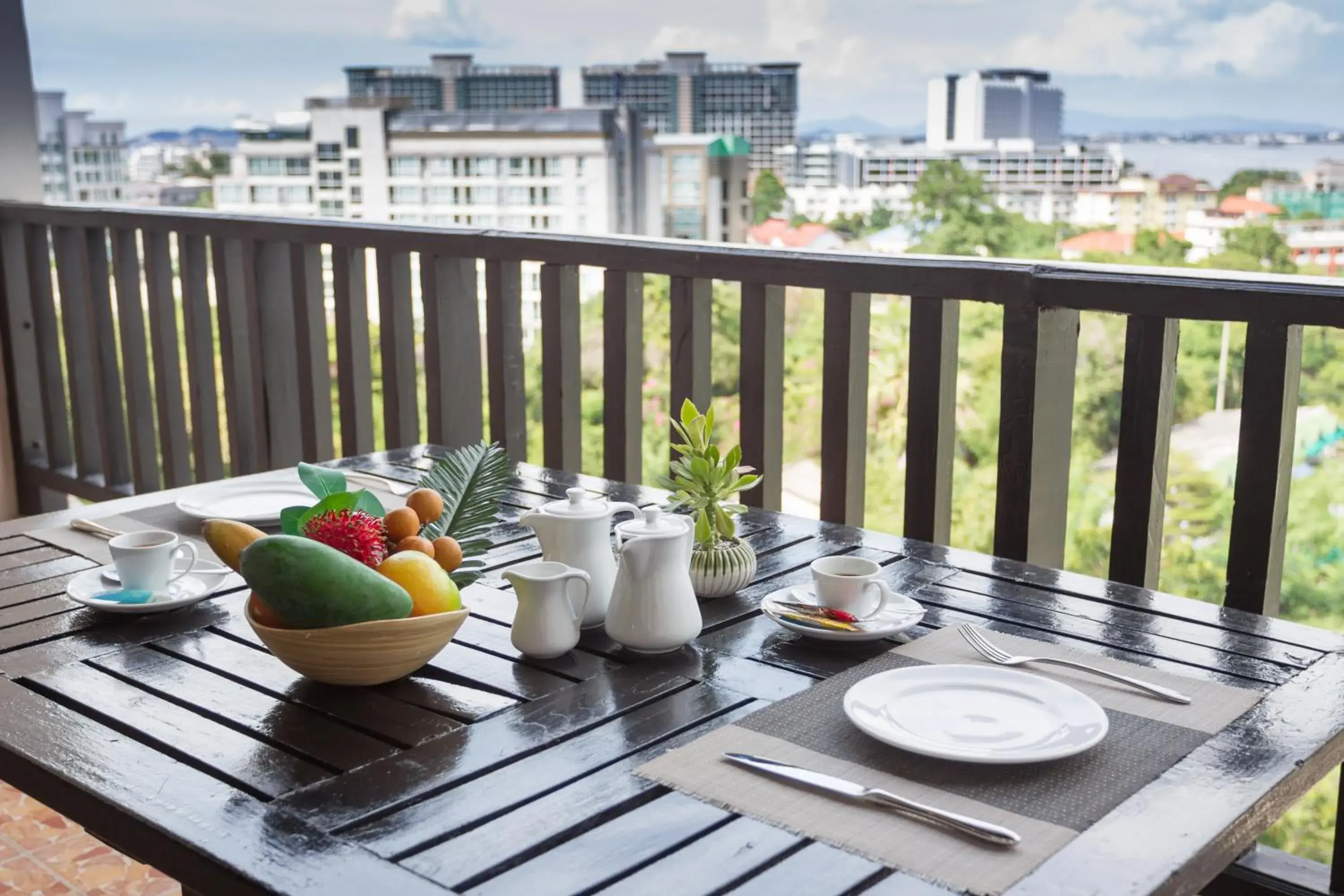 Photo of the whole room, Restaurant/Places to Eat in Golden Tulip Essential Pattaya