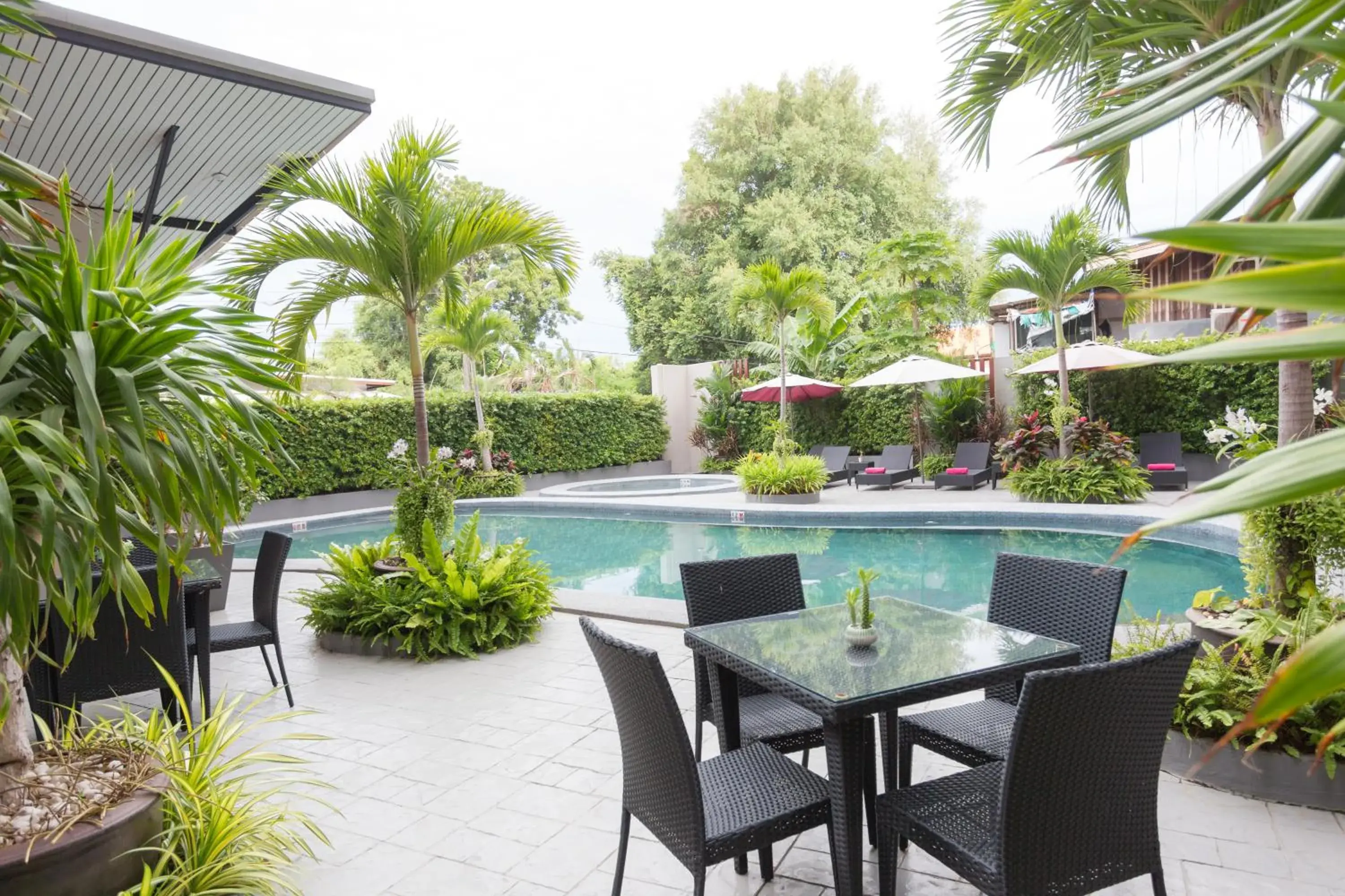 Swimming pool, Patio/Outdoor Area in Golden Tulip Essential Pattaya