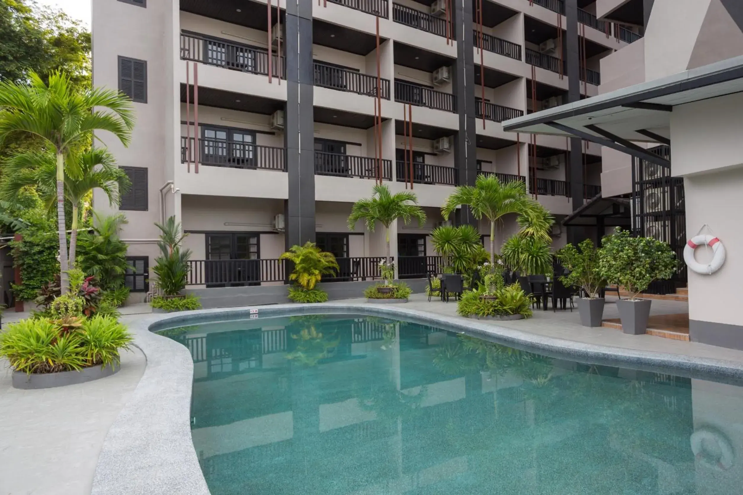 Swimming Pool in Golden Tulip Essential Pattaya