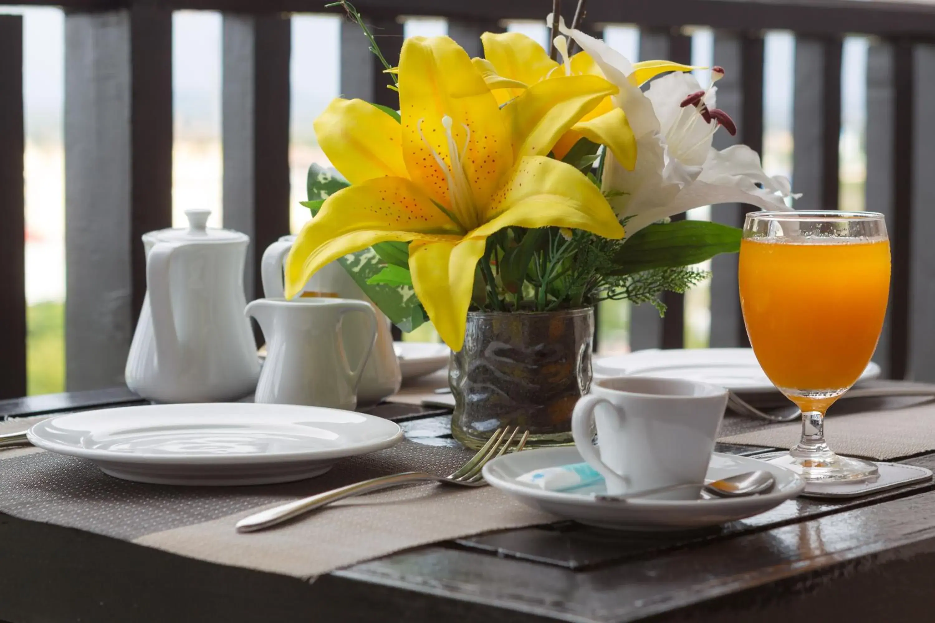 Balcony/Terrace, Breakfast in Golden Tulip Essential Pattaya