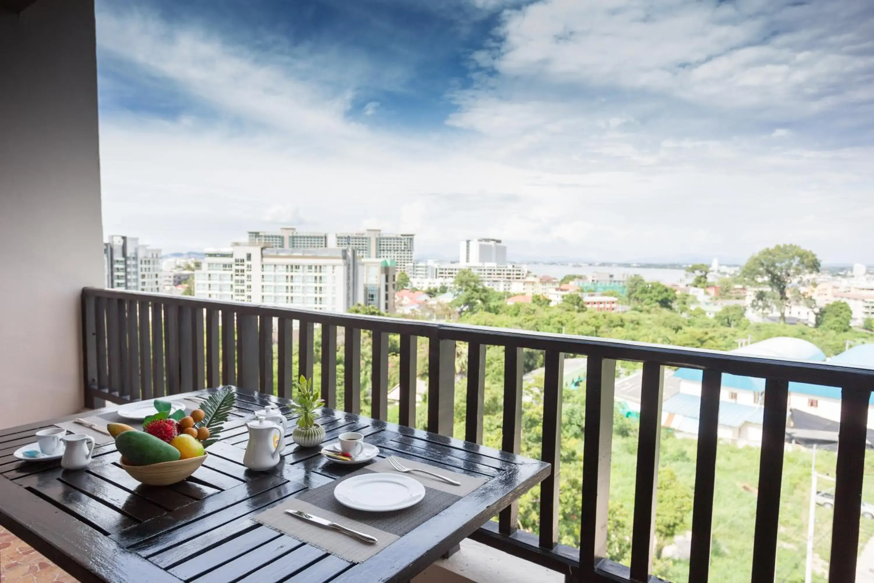 Photo of the whole room in Golden Tulip Essential Pattaya