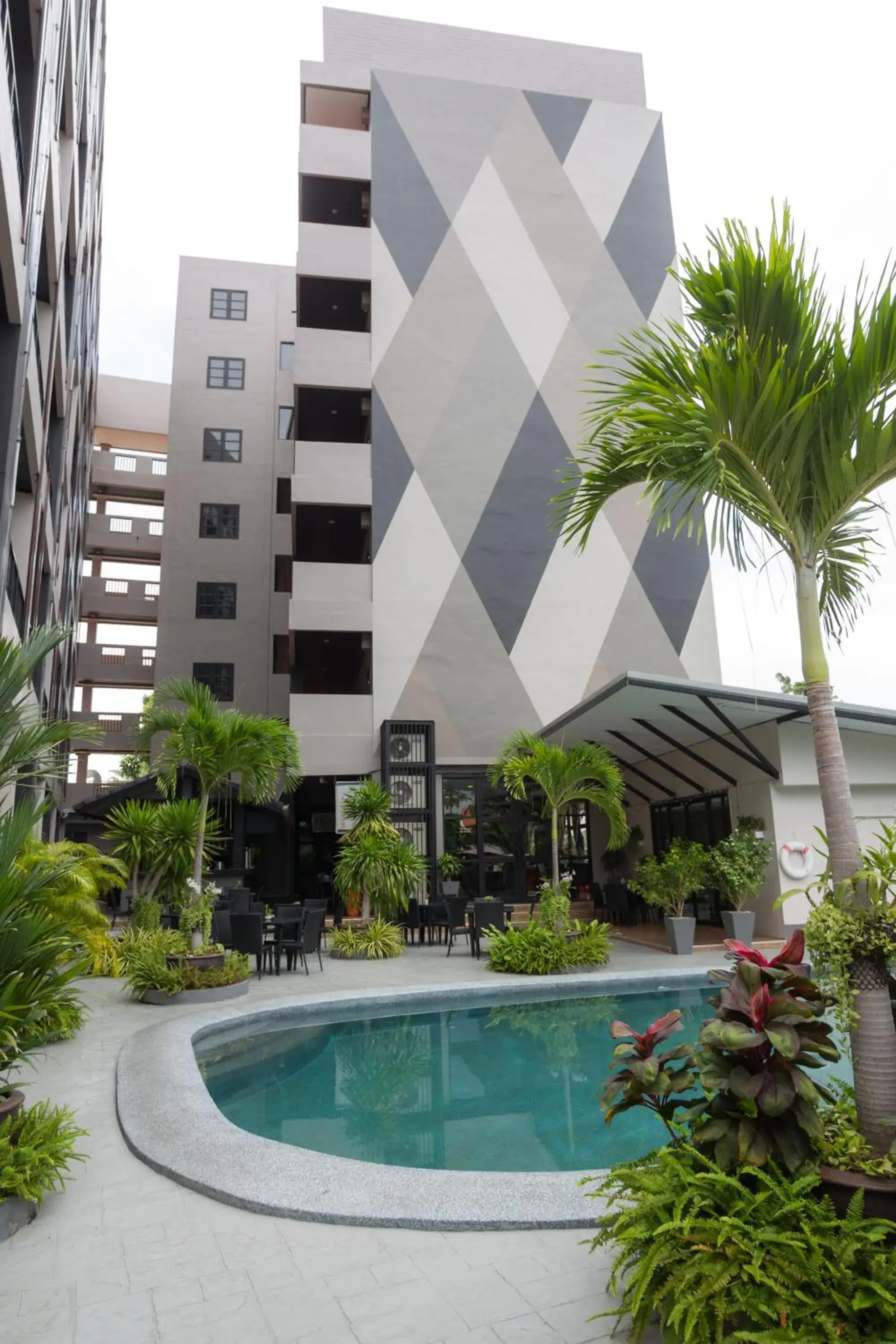 Swimming pool, Property Building in Golden Tulip Essential Pattaya