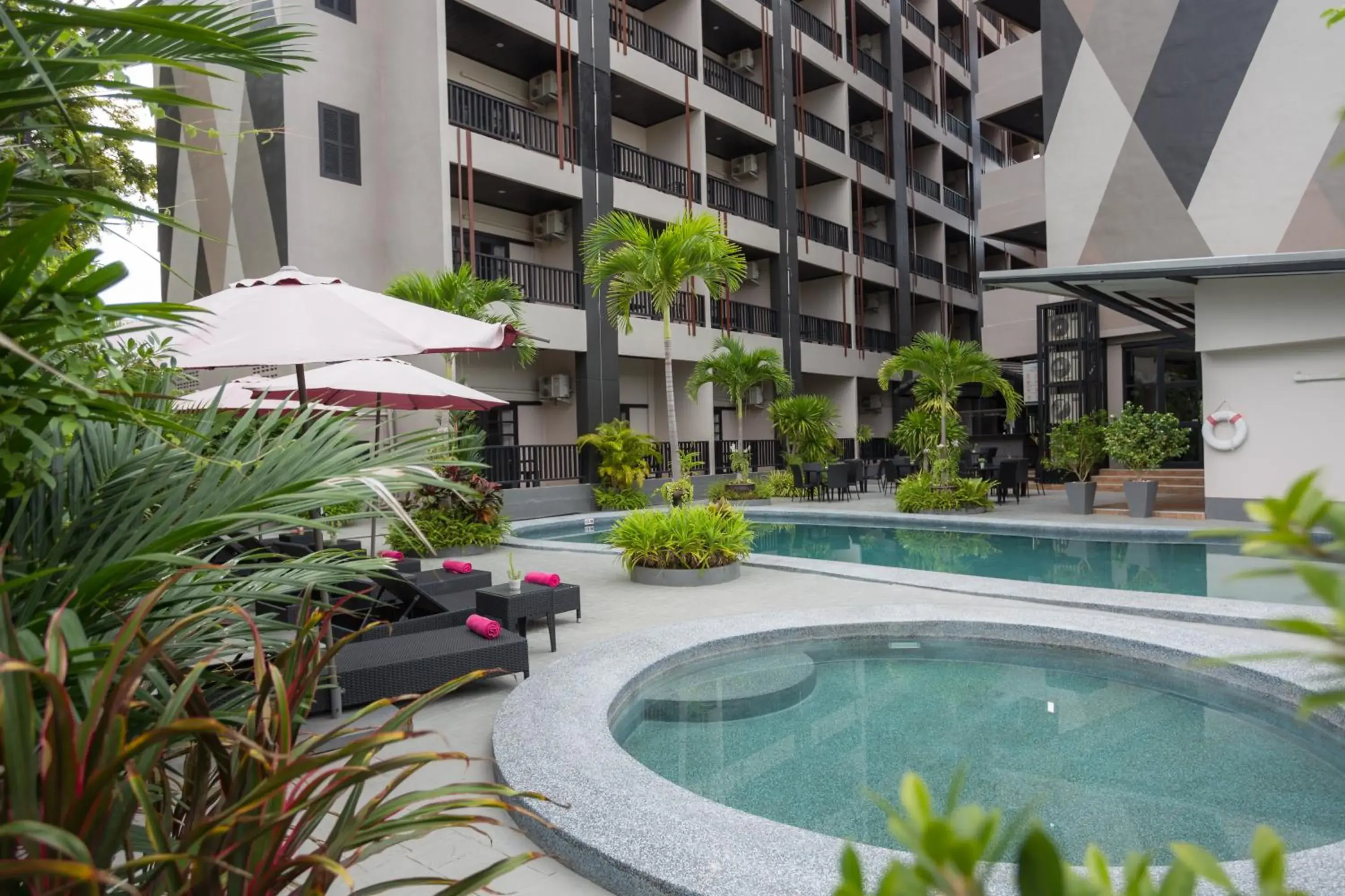 Swimming pool, Property Building in Golden Tulip Essential Pattaya