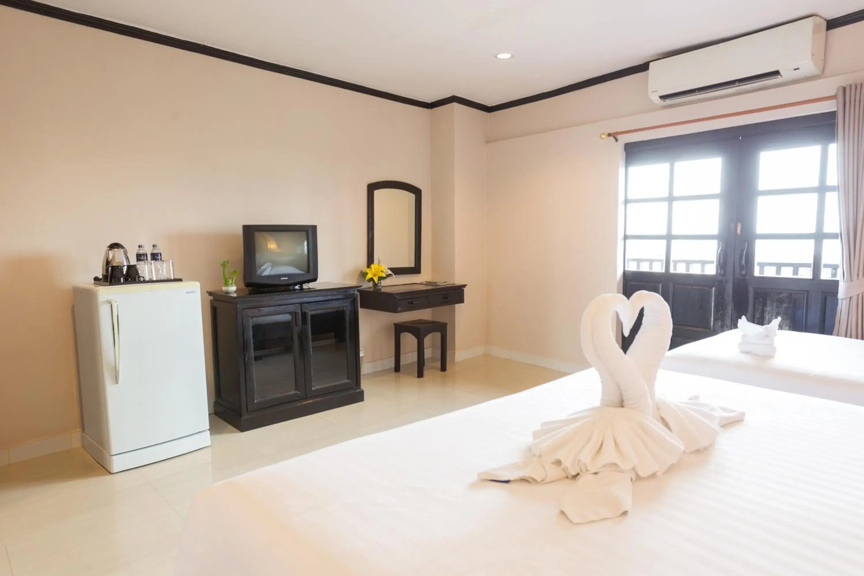 Bedroom, Bed in Golden Tulip Essential Pattaya
