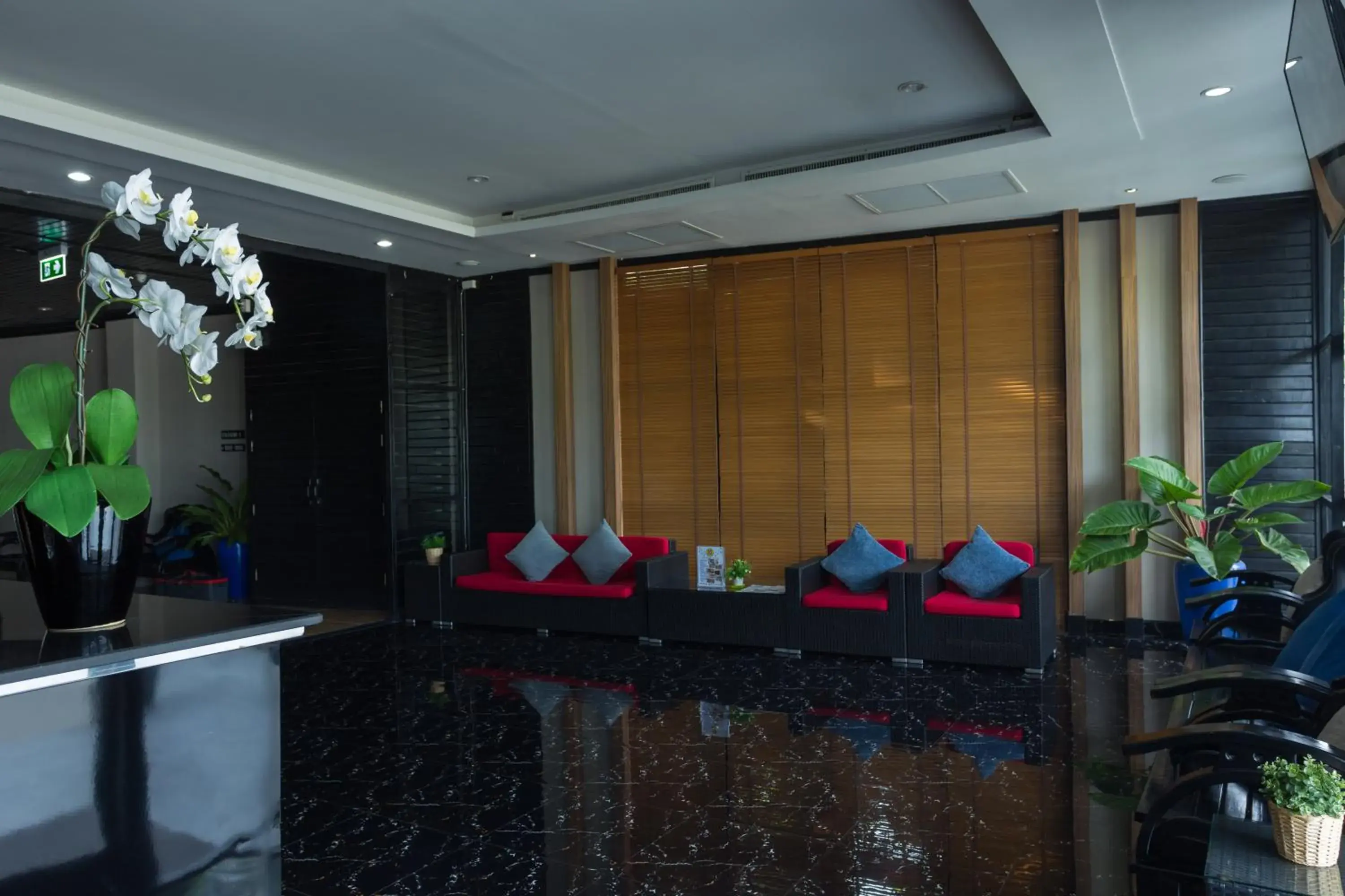 Lobby or reception, Lounge/Bar in Golden Tulip Essential Pattaya