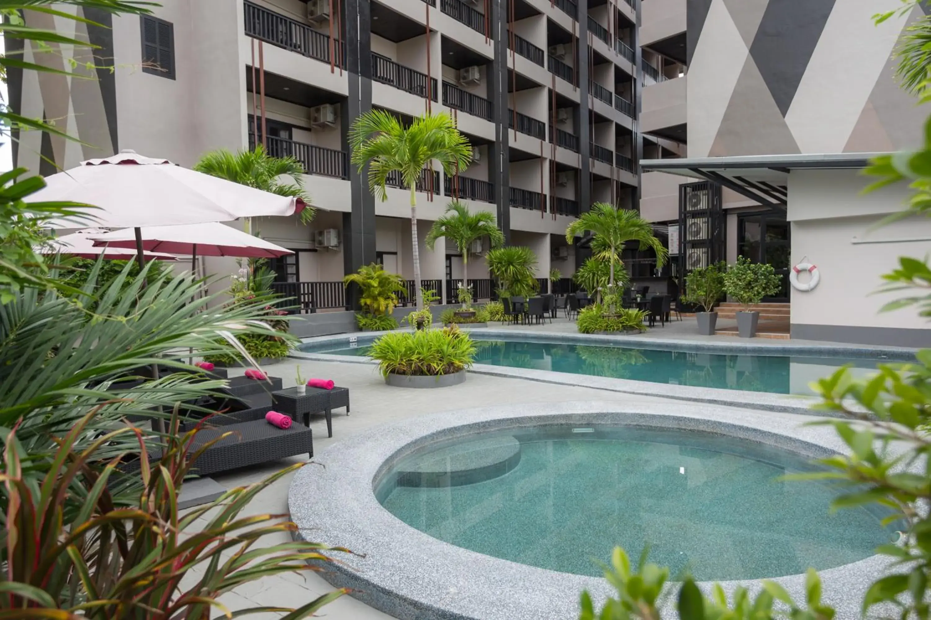 Swimming pool, Property Building in Golden Tulip Essential Pattaya