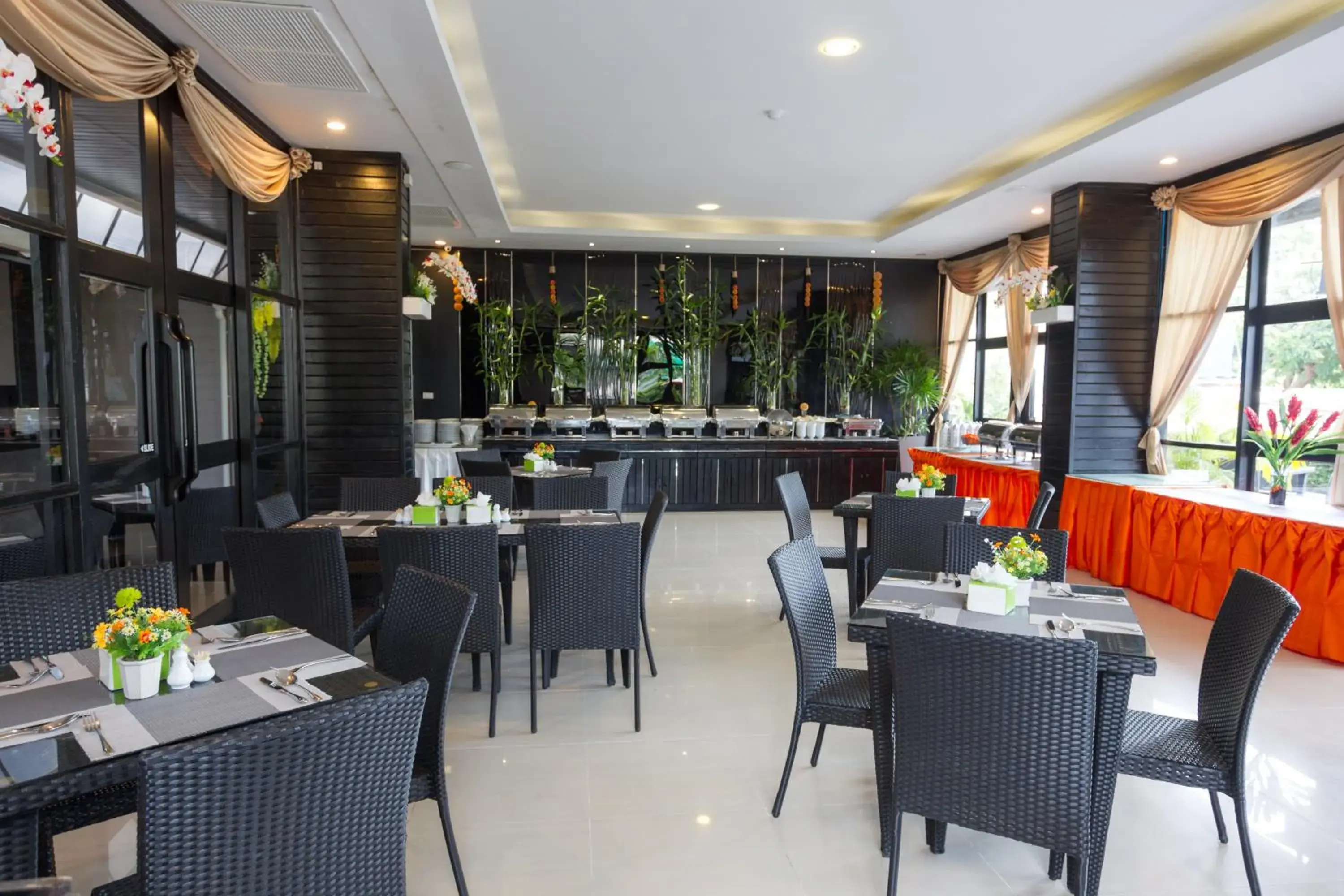 Dining area, Restaurant/Places to Eat in Golden Tulip Essential Pattaya