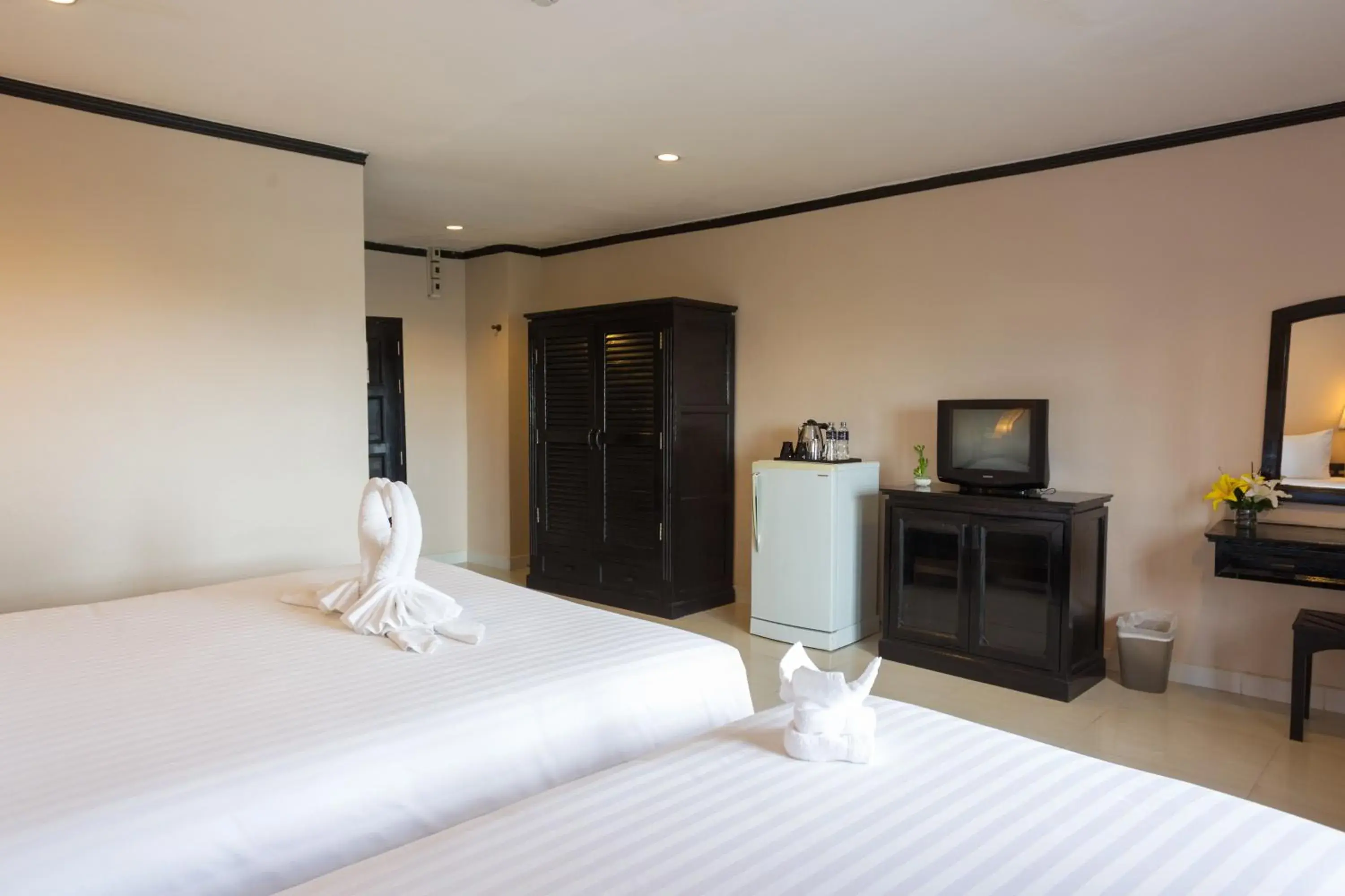 Photo of the whole room, Bed in Golden Tulip Essential Pattaya