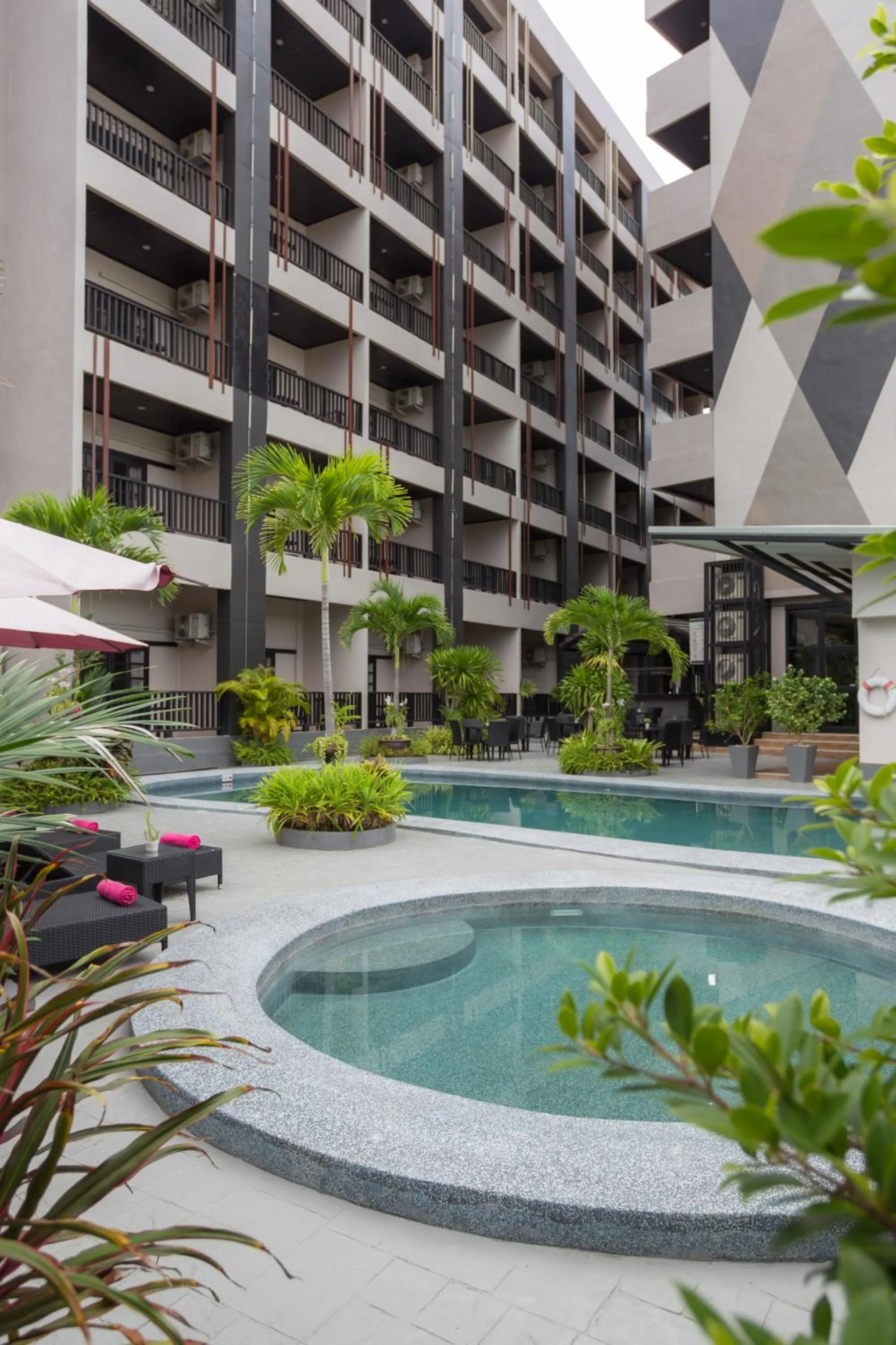 Swimming pool in Golden Tulip Essential Pattaya