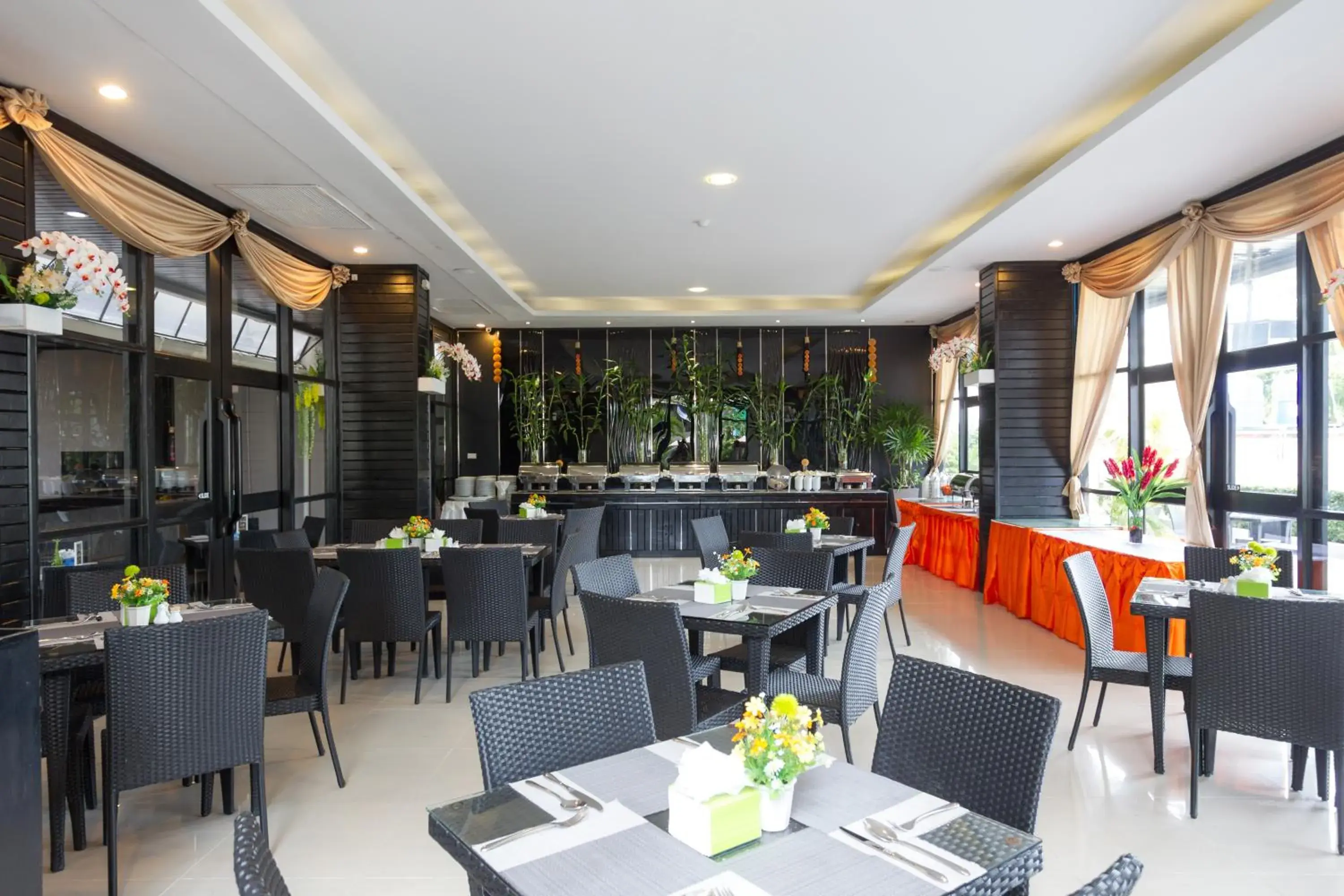 Dining area, Restaurant/Places to Eat in Golden Tulip Essential Pattaya