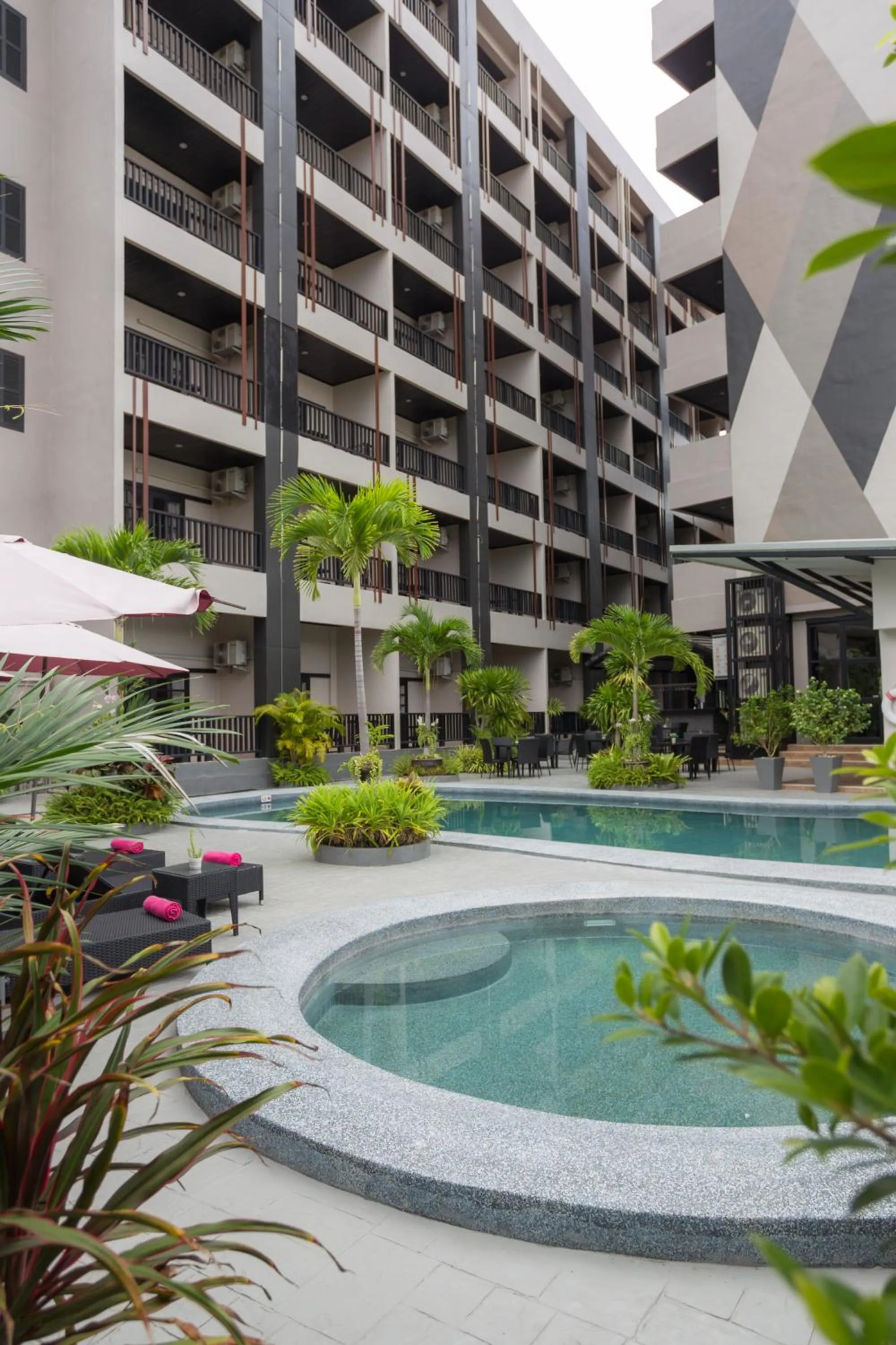 Swimming pool in Golden Tulip Essential Pattaya