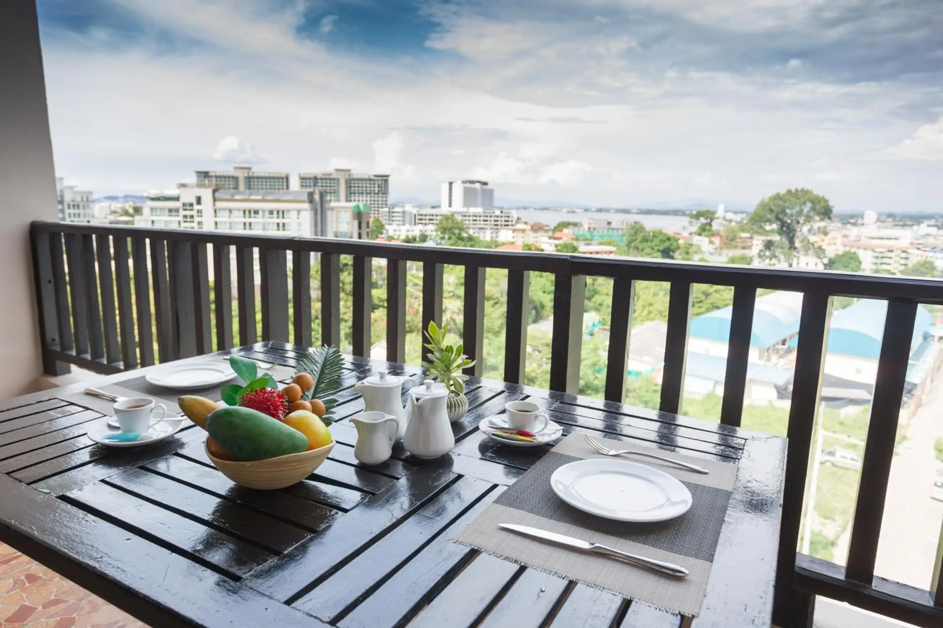 Photo of the whole room, Restaurant/Places to Eat in Golden Tulip Essential Pattaya