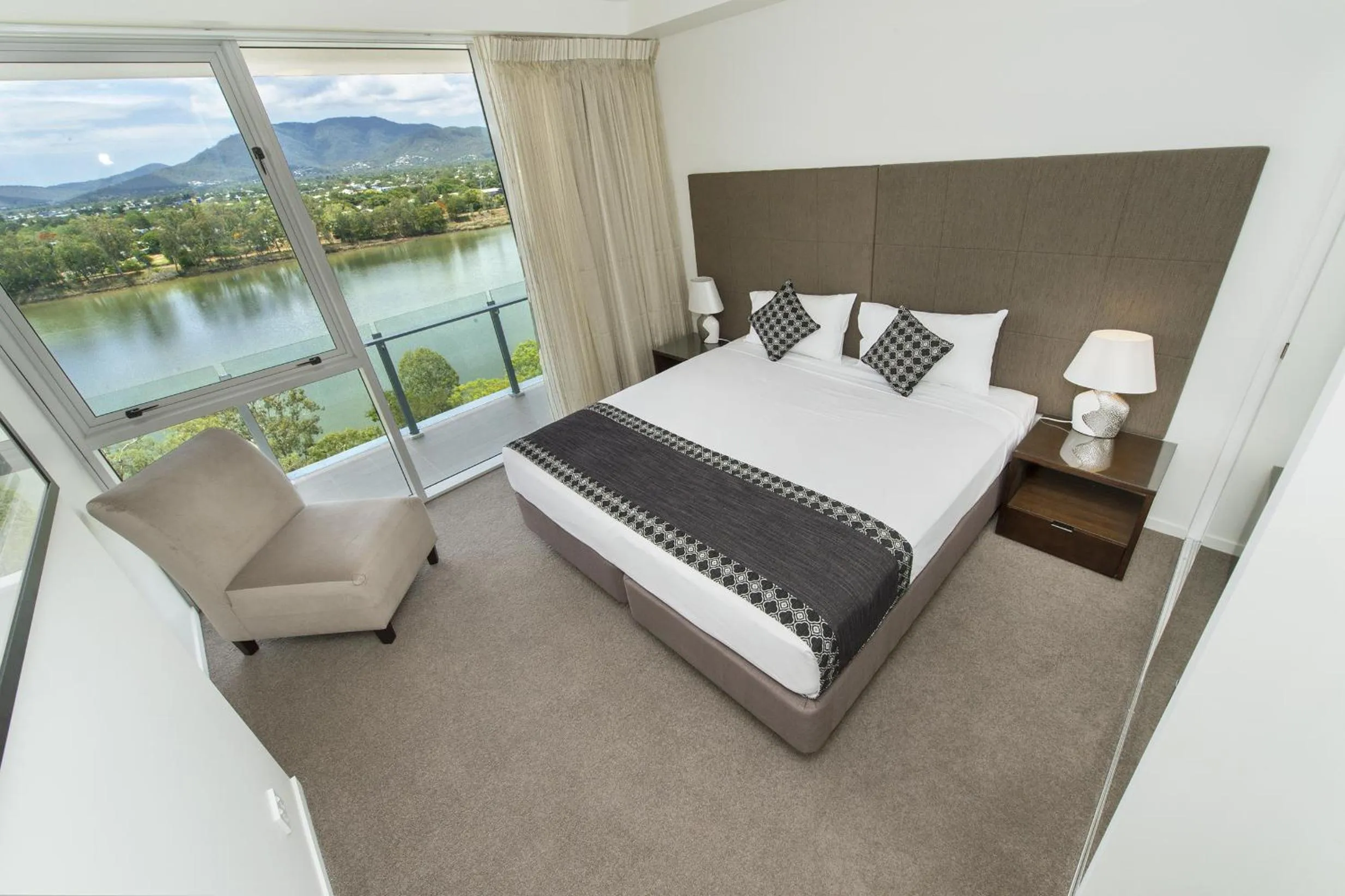 Bedroom, Bed in Empire Apartment Hotel Rockhampton