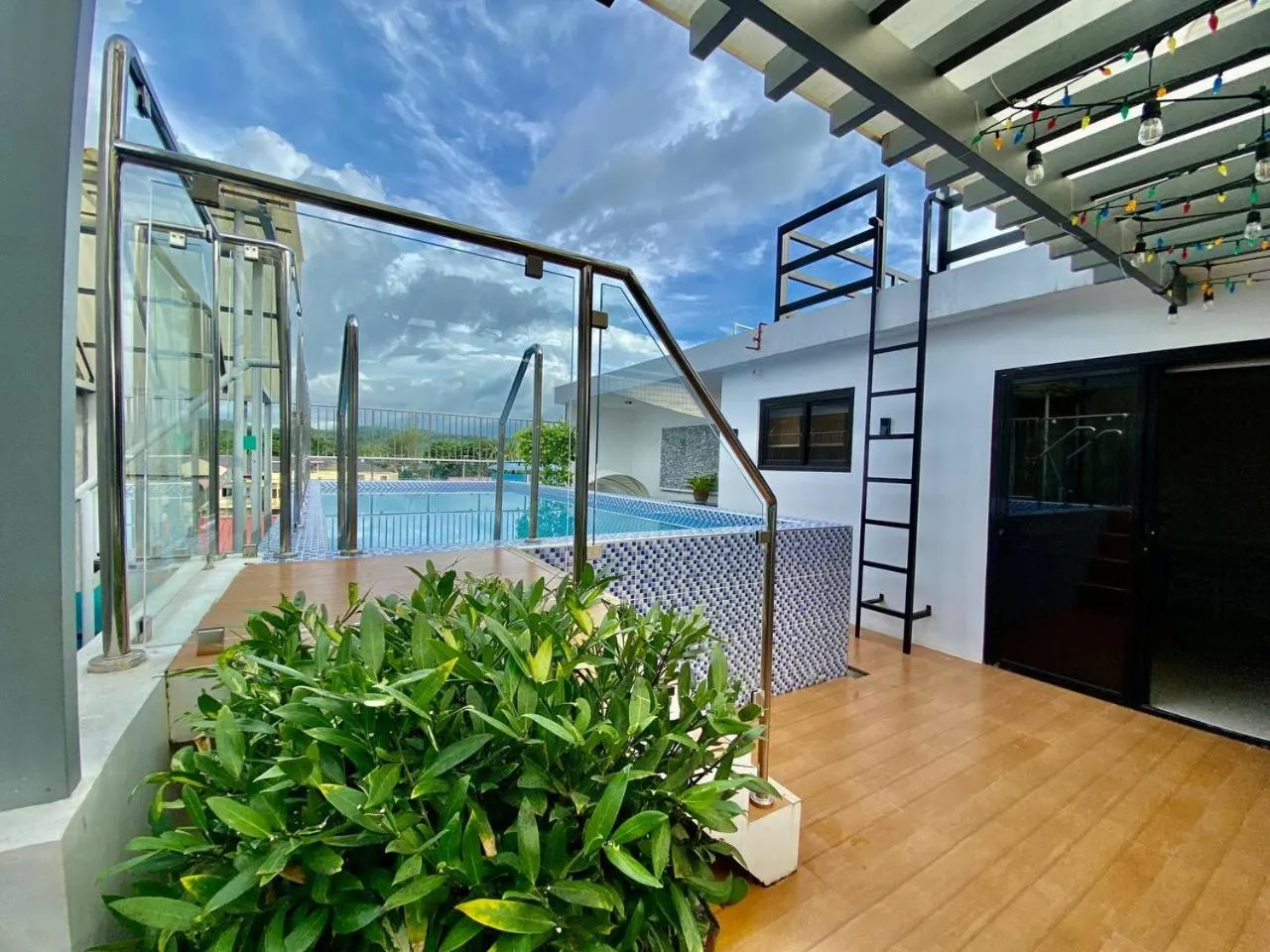 Pool view in Marketpoint Hotel