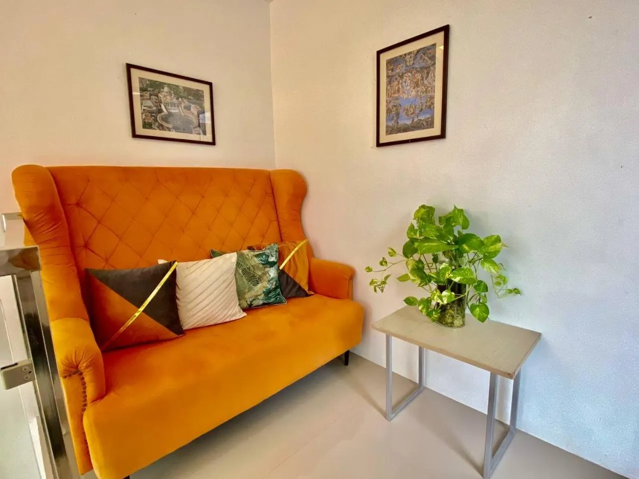 Seating area in Marketpoint Hotel