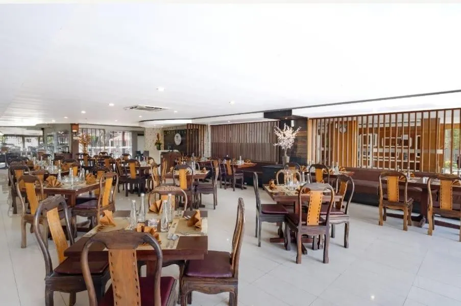 Restaurant/places to eat in The Kanjeng Suites Kuta Galeria - Bali