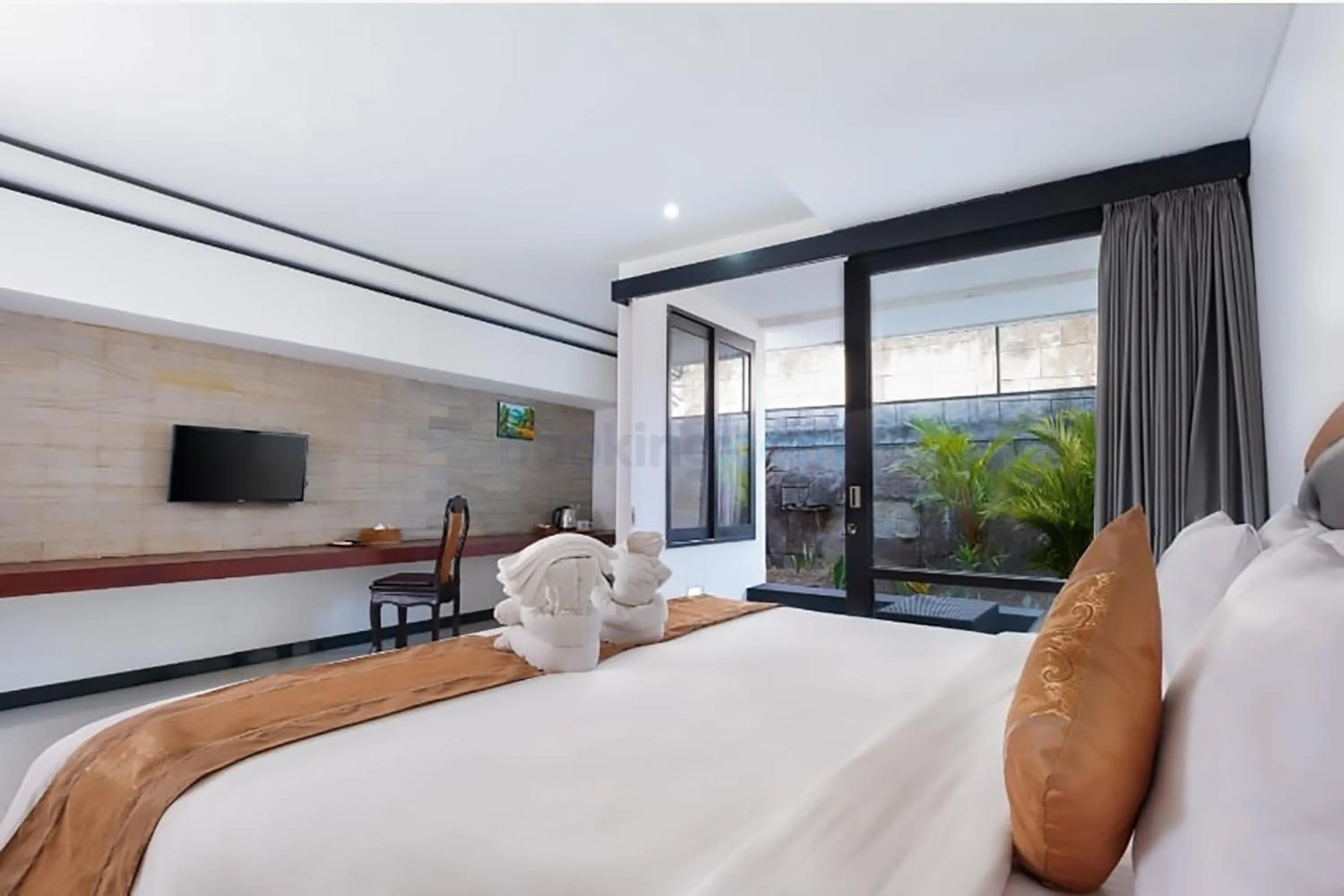 Bed in The Kanjeng Suites Kuta Galeria - Bali