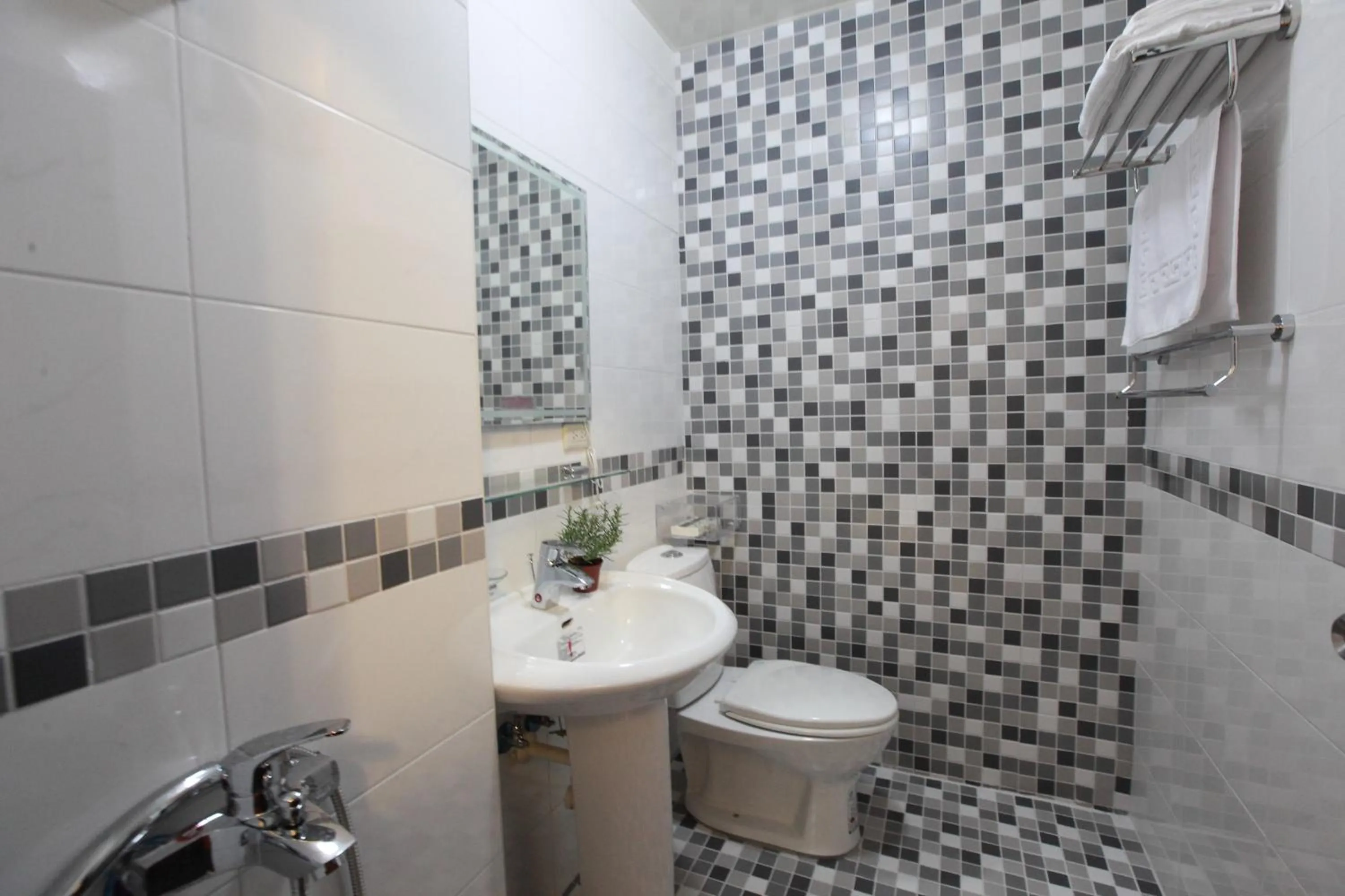 Shower in Dali Moonlight B&B