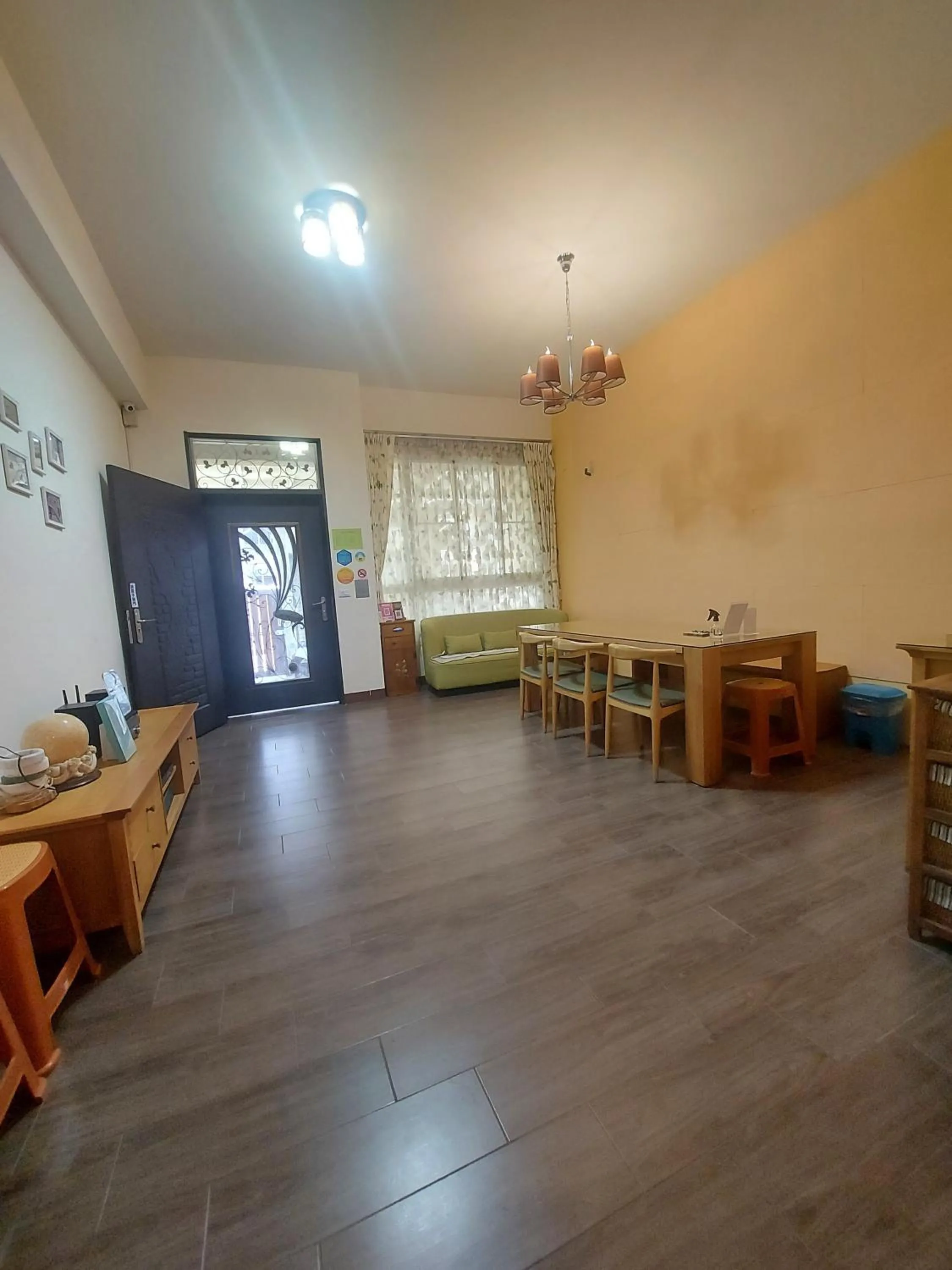 Communal lounge/ TV room in Dali Moonlight B&B
