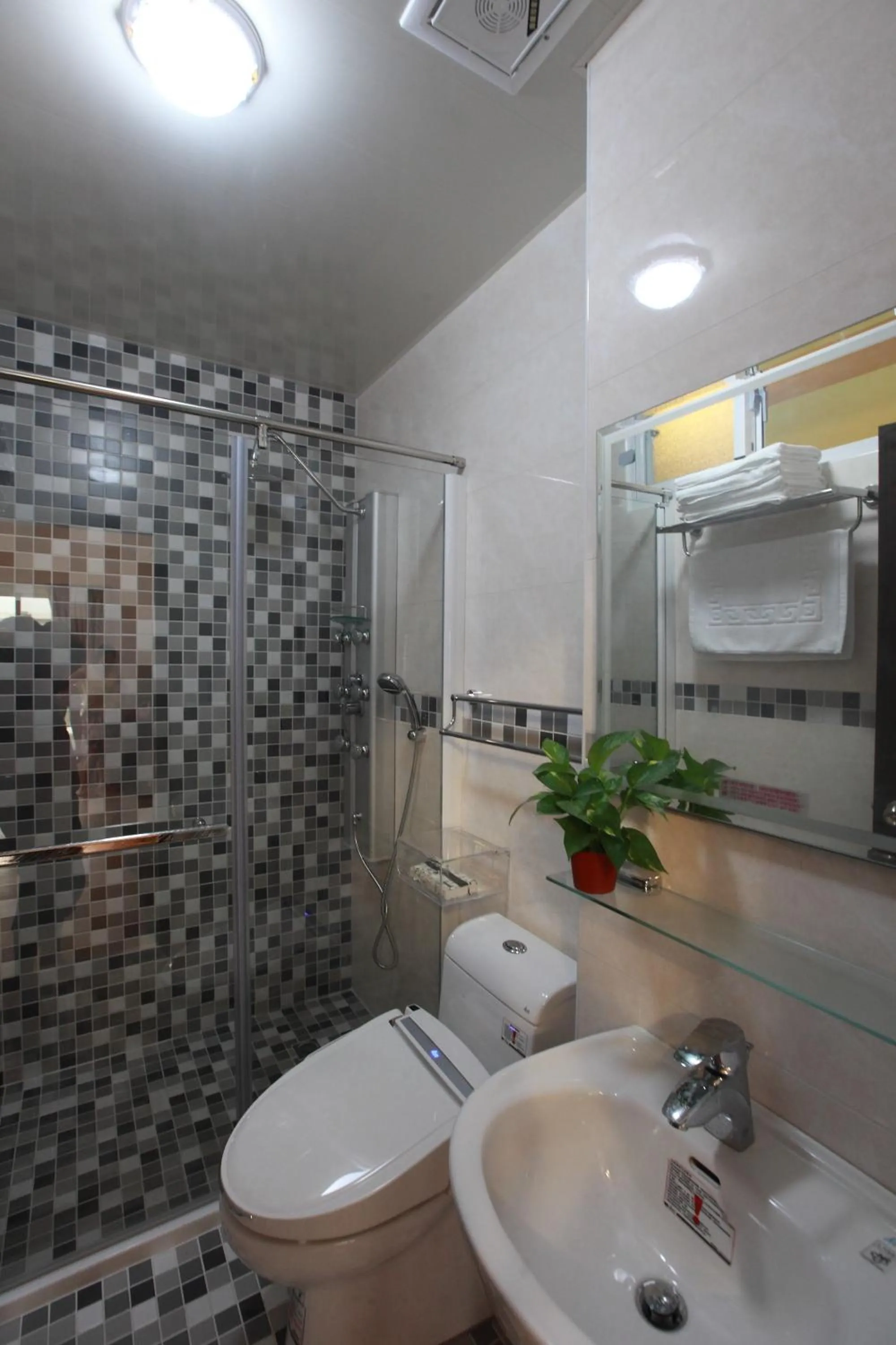 Shower in Dali Moonlight B&B