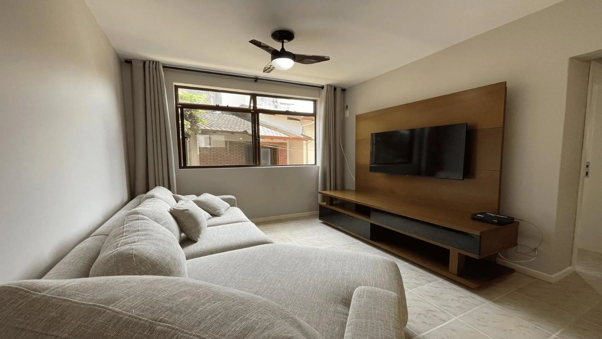 Apê Completo, A/C, Wi-Fi | 450m Praia Canasvieiras