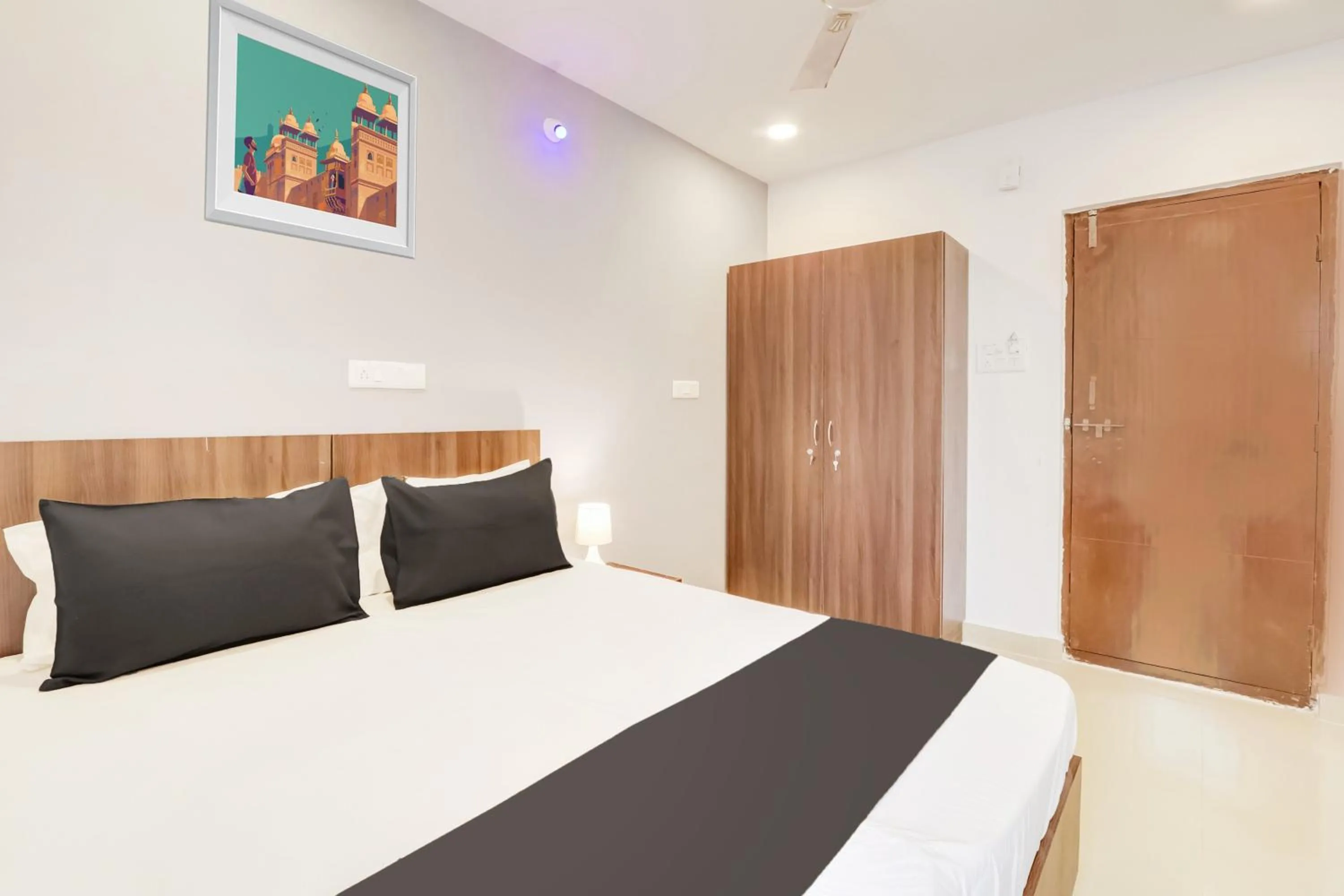 Bedroom, Bed in Hotel O by OYO Siri Inn guest house