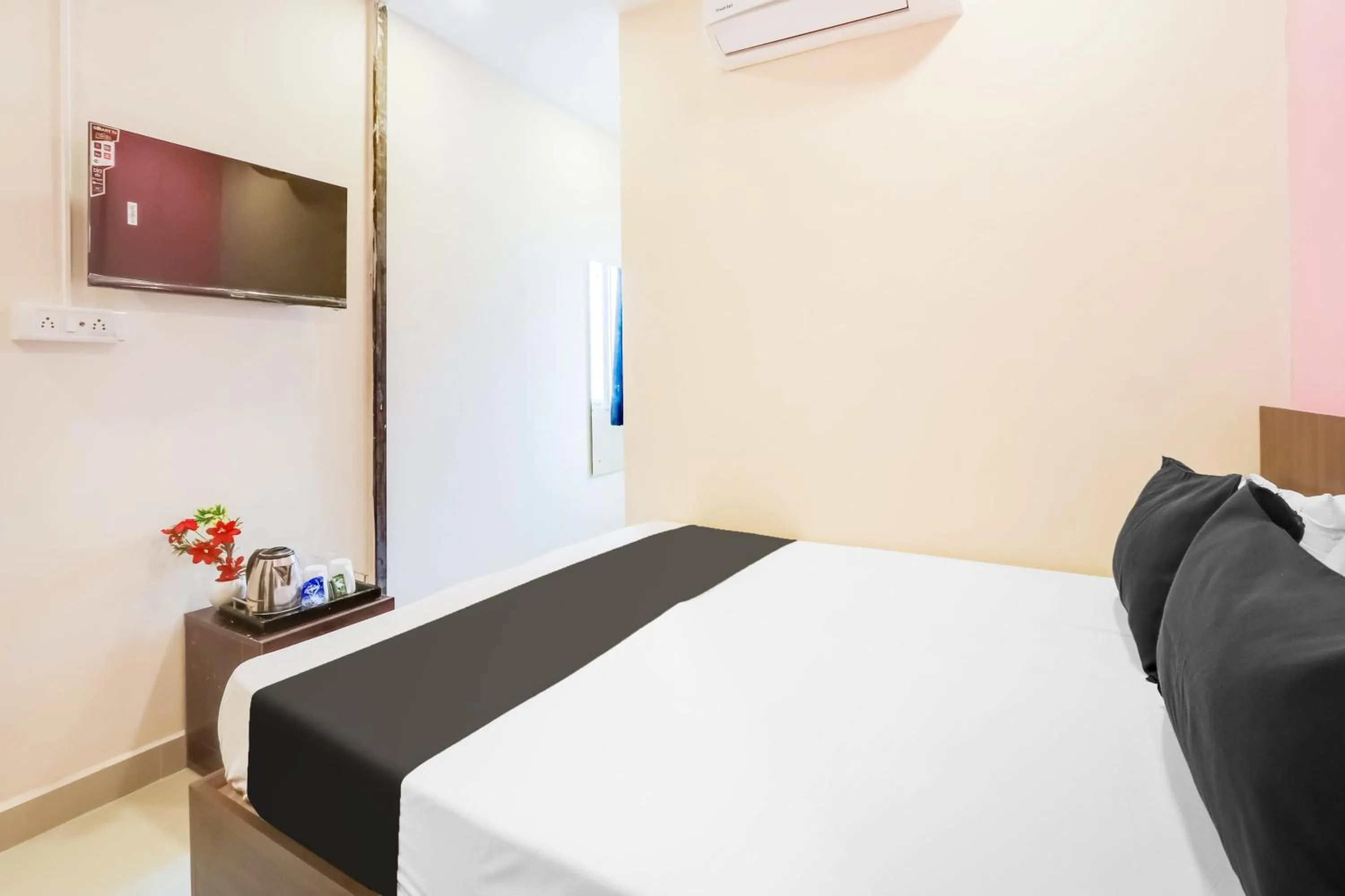 Bedroom, Bed in Hotel O by OYO Siri Inn guest house