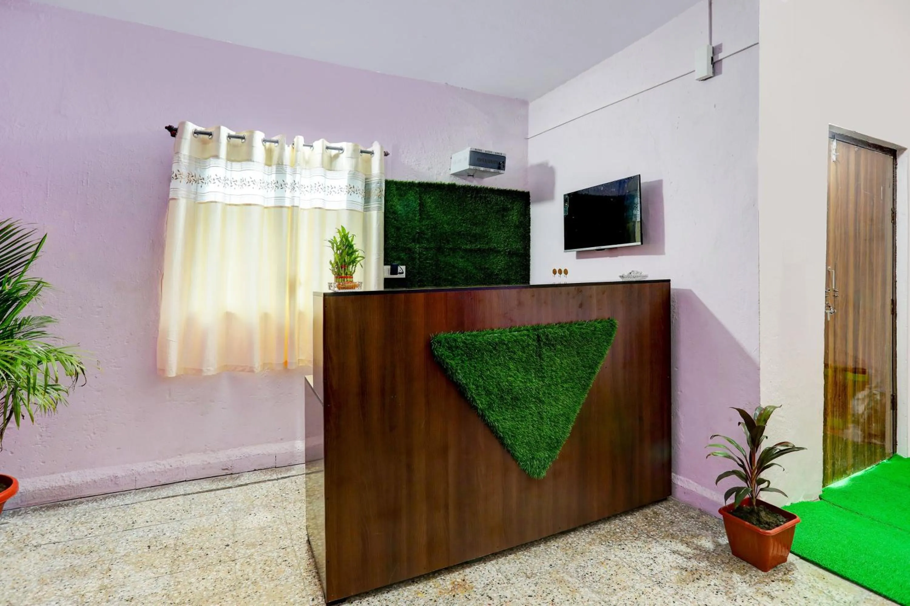 Lobby or reception in Hotel O HOME Hotel Crazy Inn