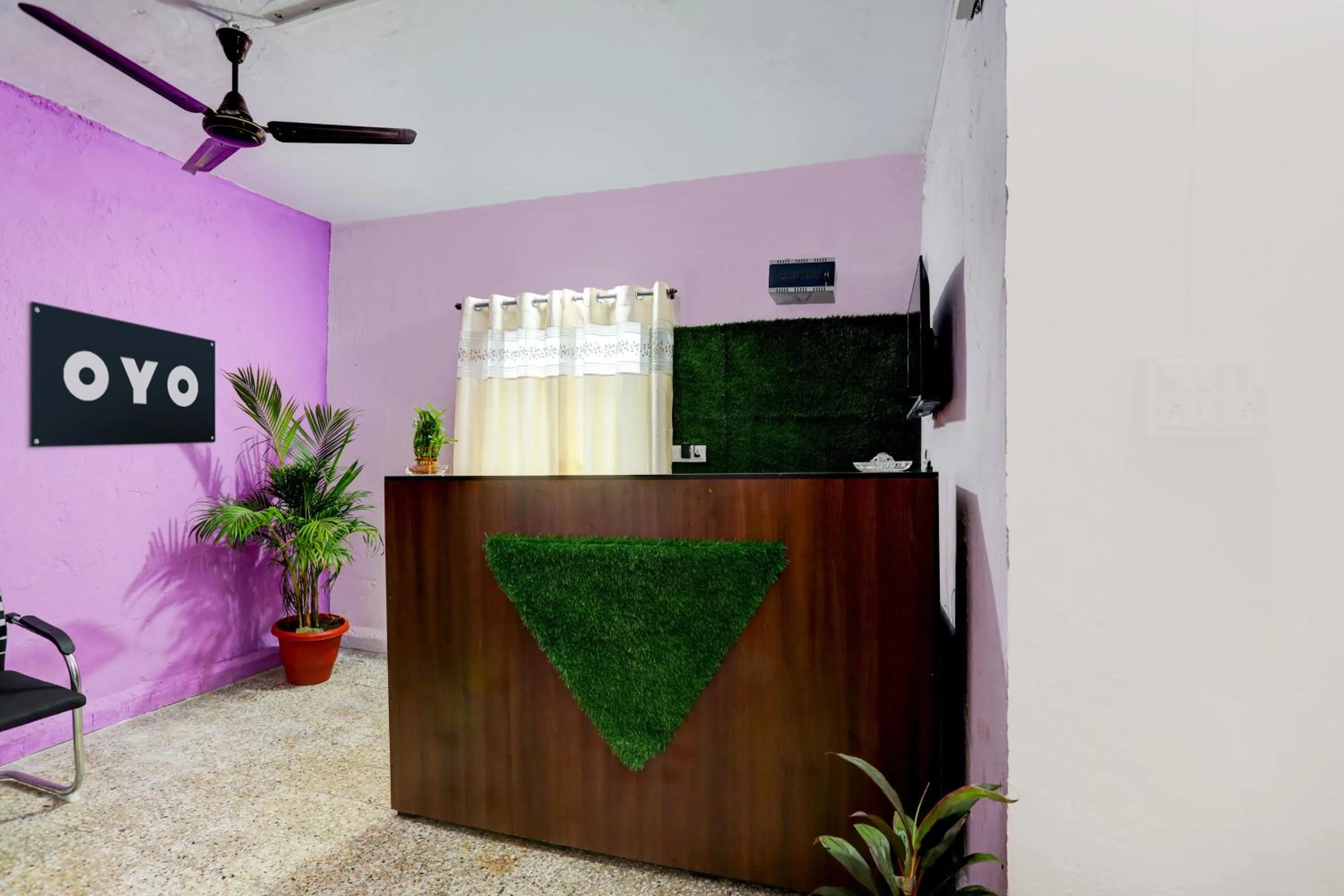 Lobby or reception in Hotel O HOME Hotel Crazy Inn