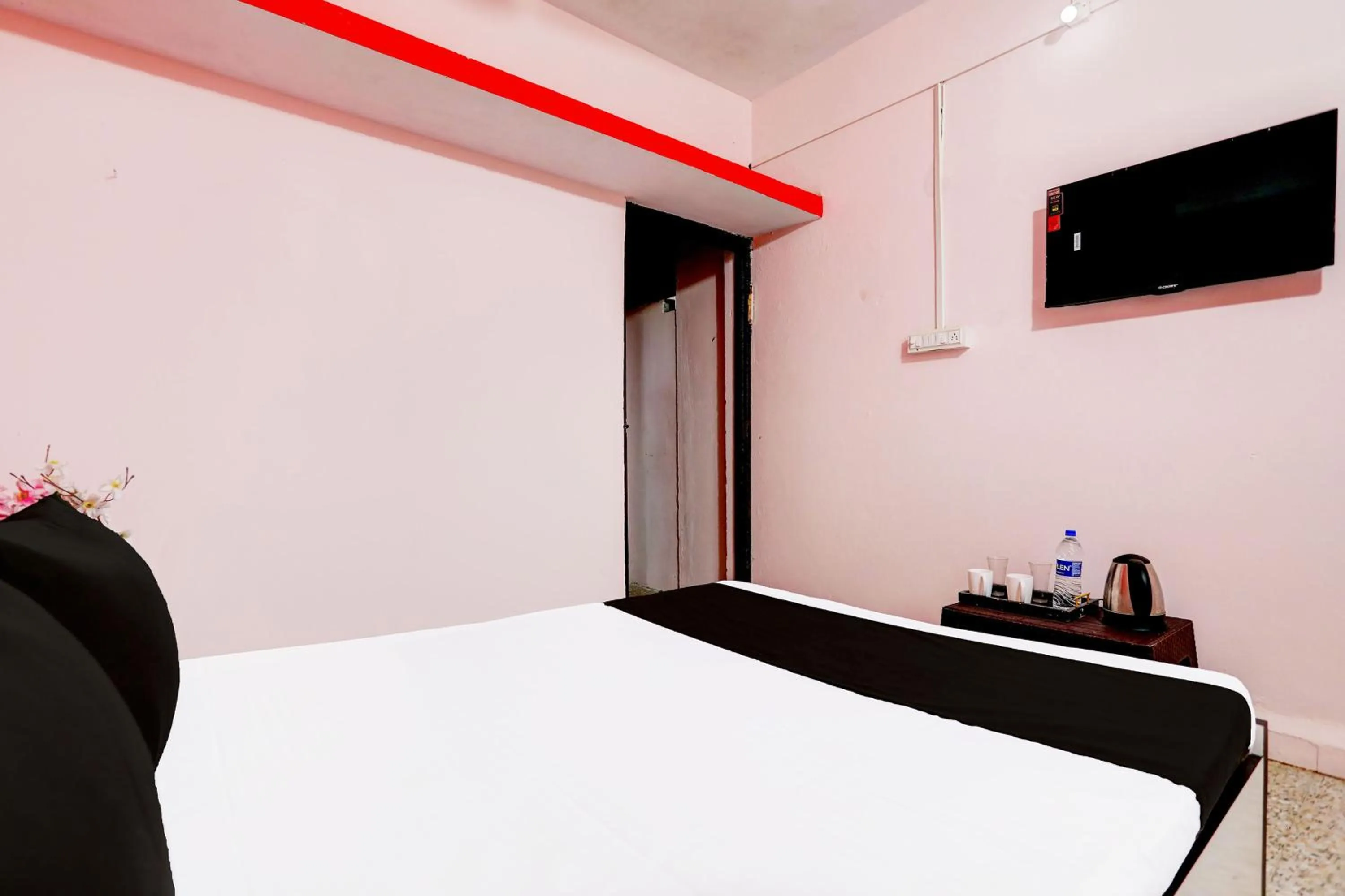 Bedroom, Bed in Hotel O HOME Hotel Crazy Inn