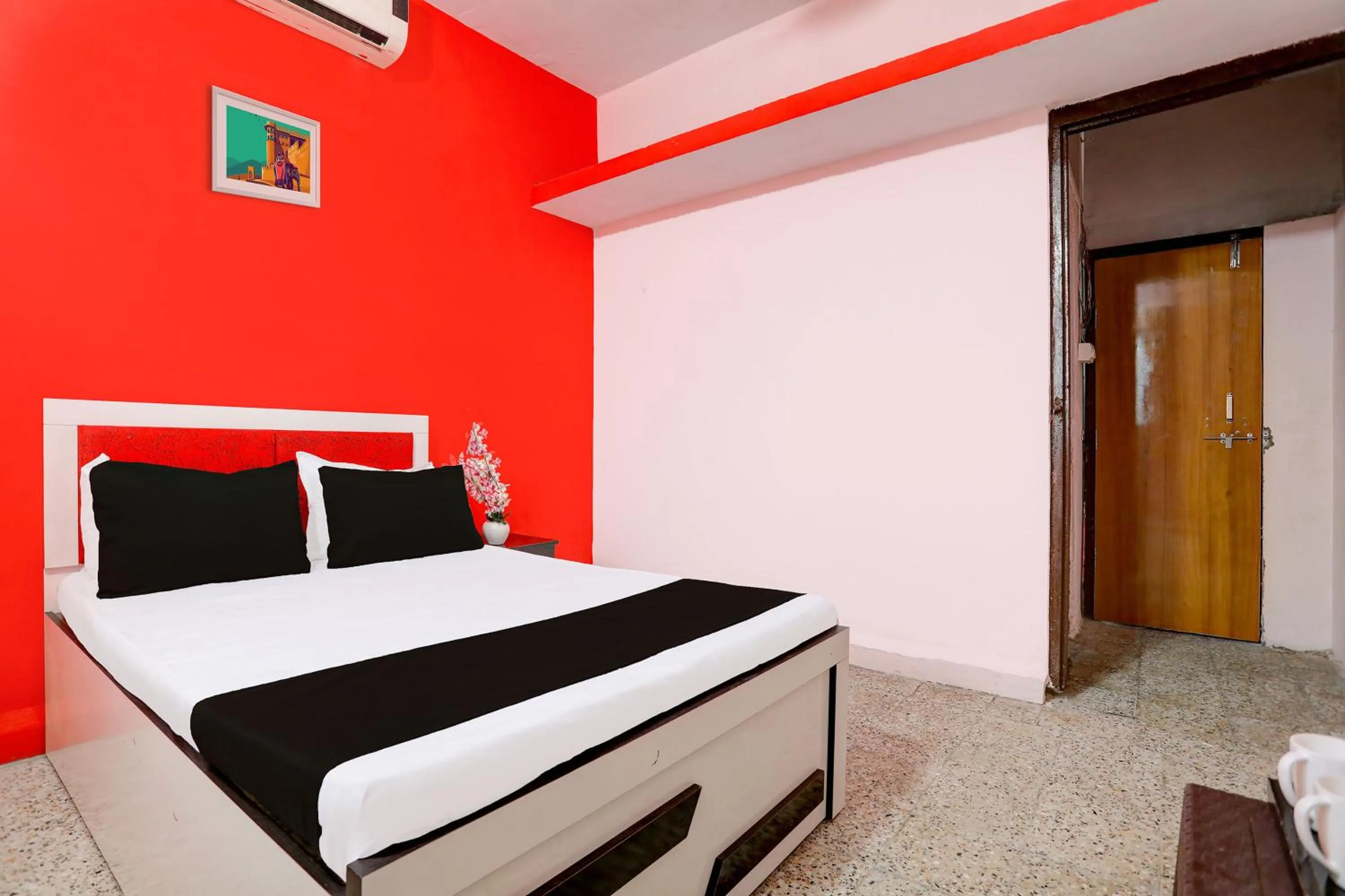 Facade/entrance, Bed in Hotel O HOME Hotel Crazy Inn