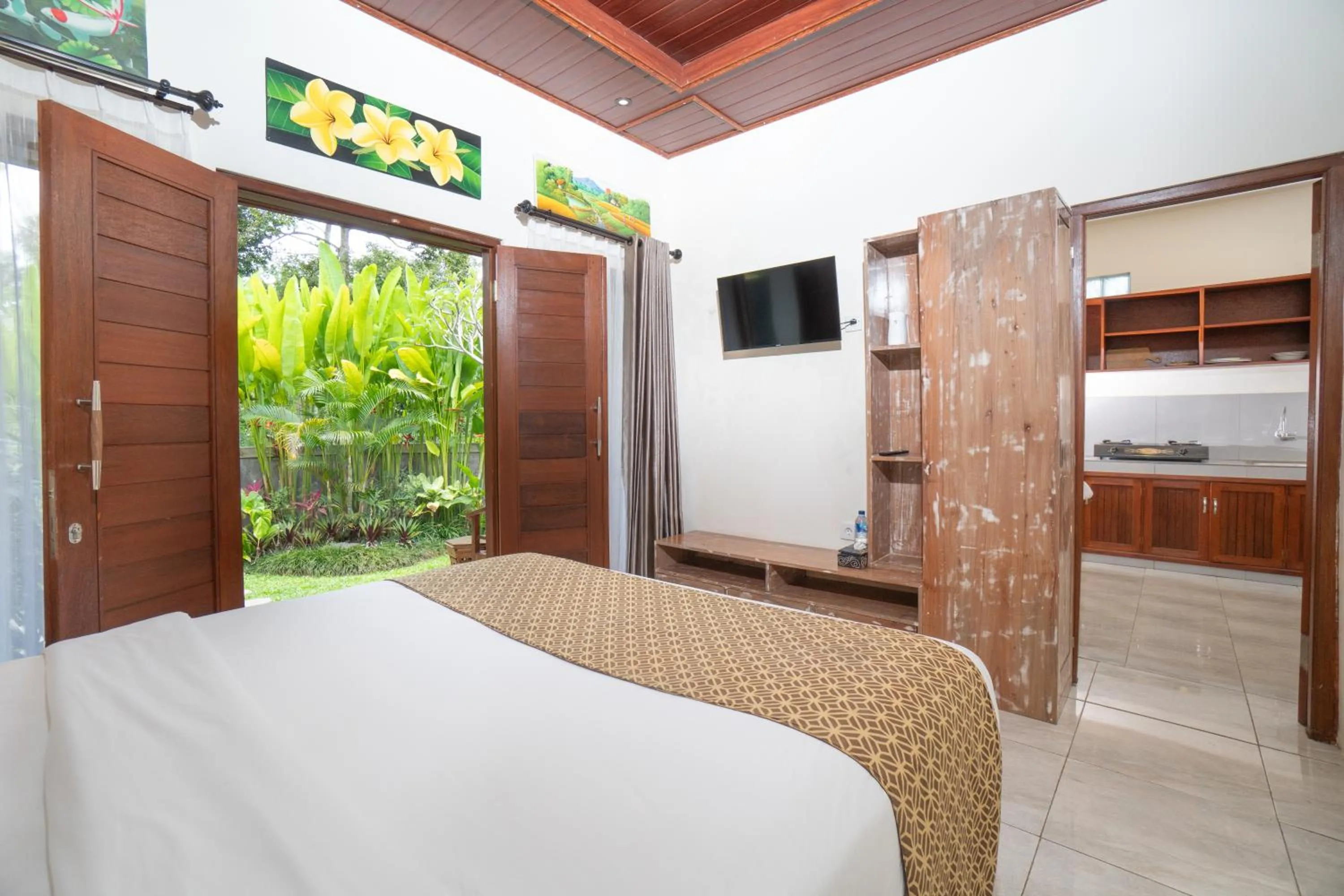 Communal lounge/ TV room, Bed in Puri Kurnia Ayu