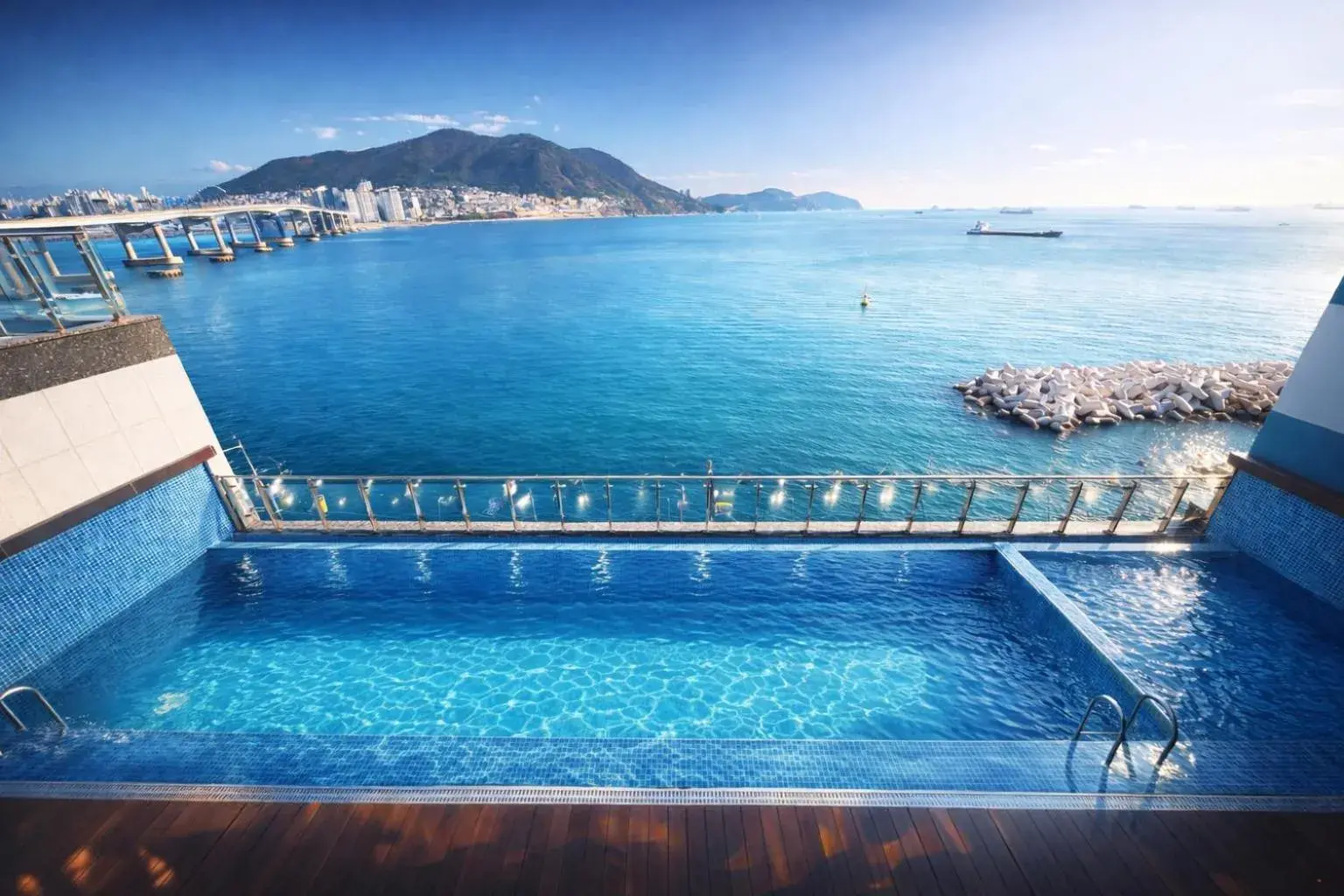 Swimming pool in Elmomento Songdo Swimming pool in Elmomento Songdo