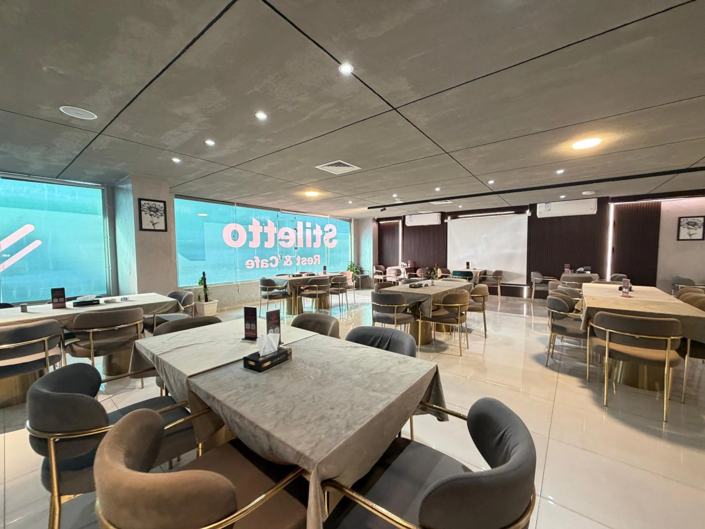 Restaurant/places to eat in North paradise hotel