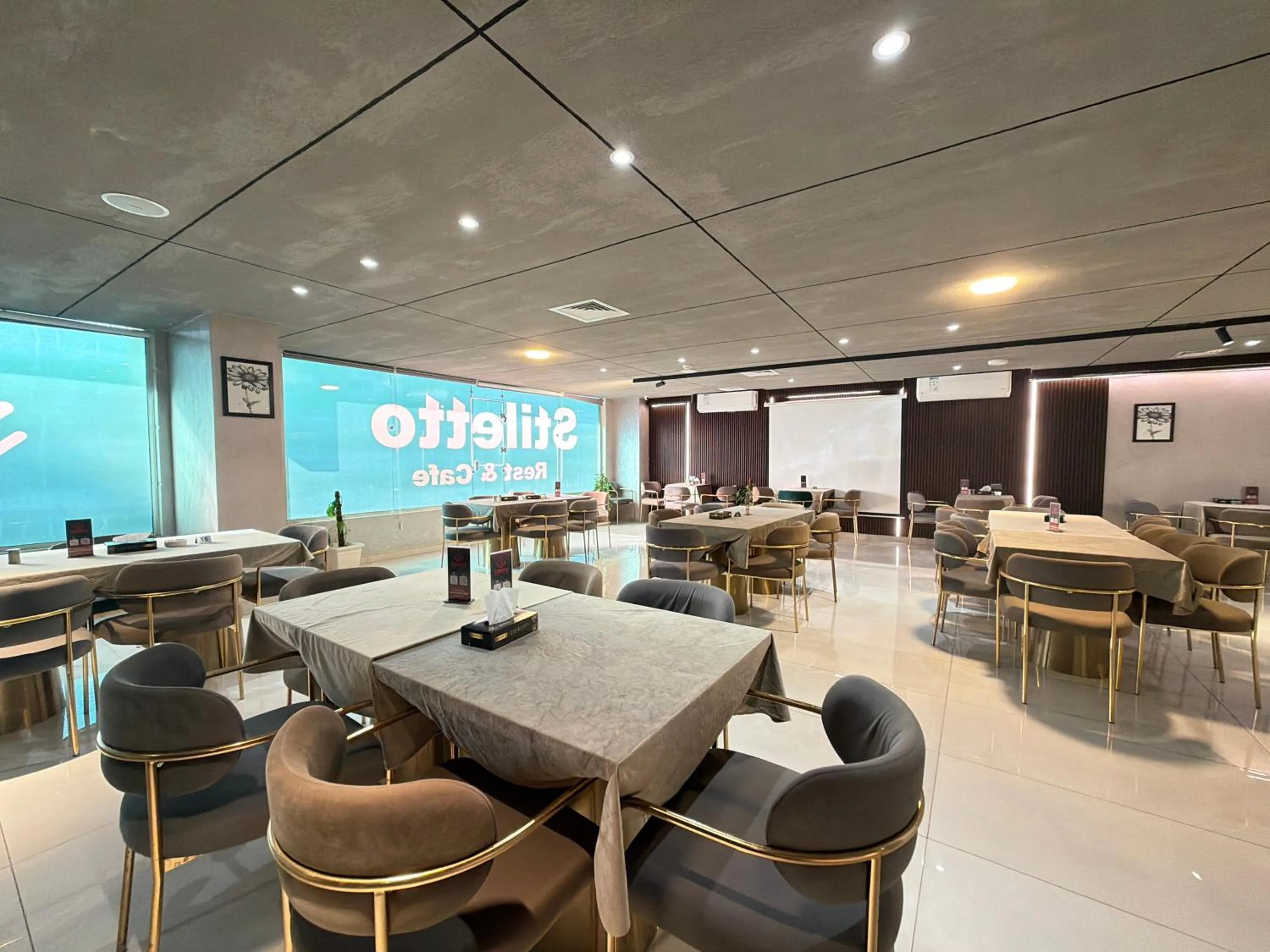 Restaurant/places to eat in North paradise hotel