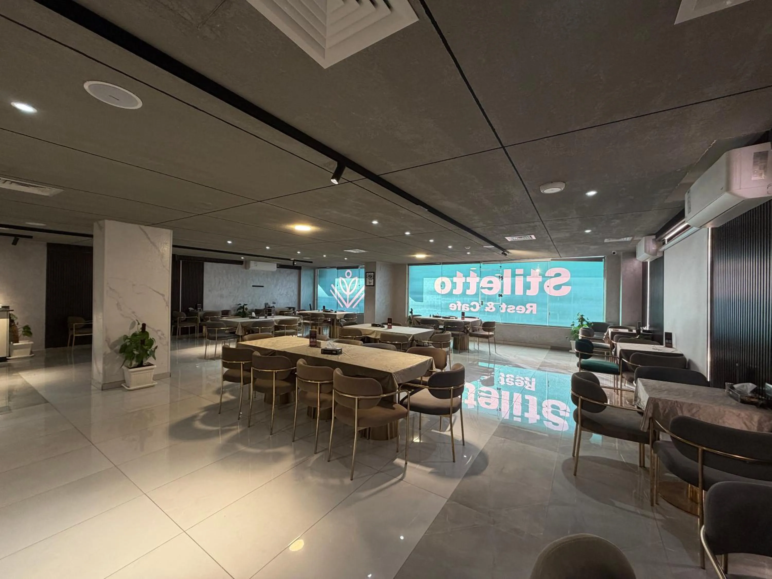 Restaurant/places to eat in North paradise hotel