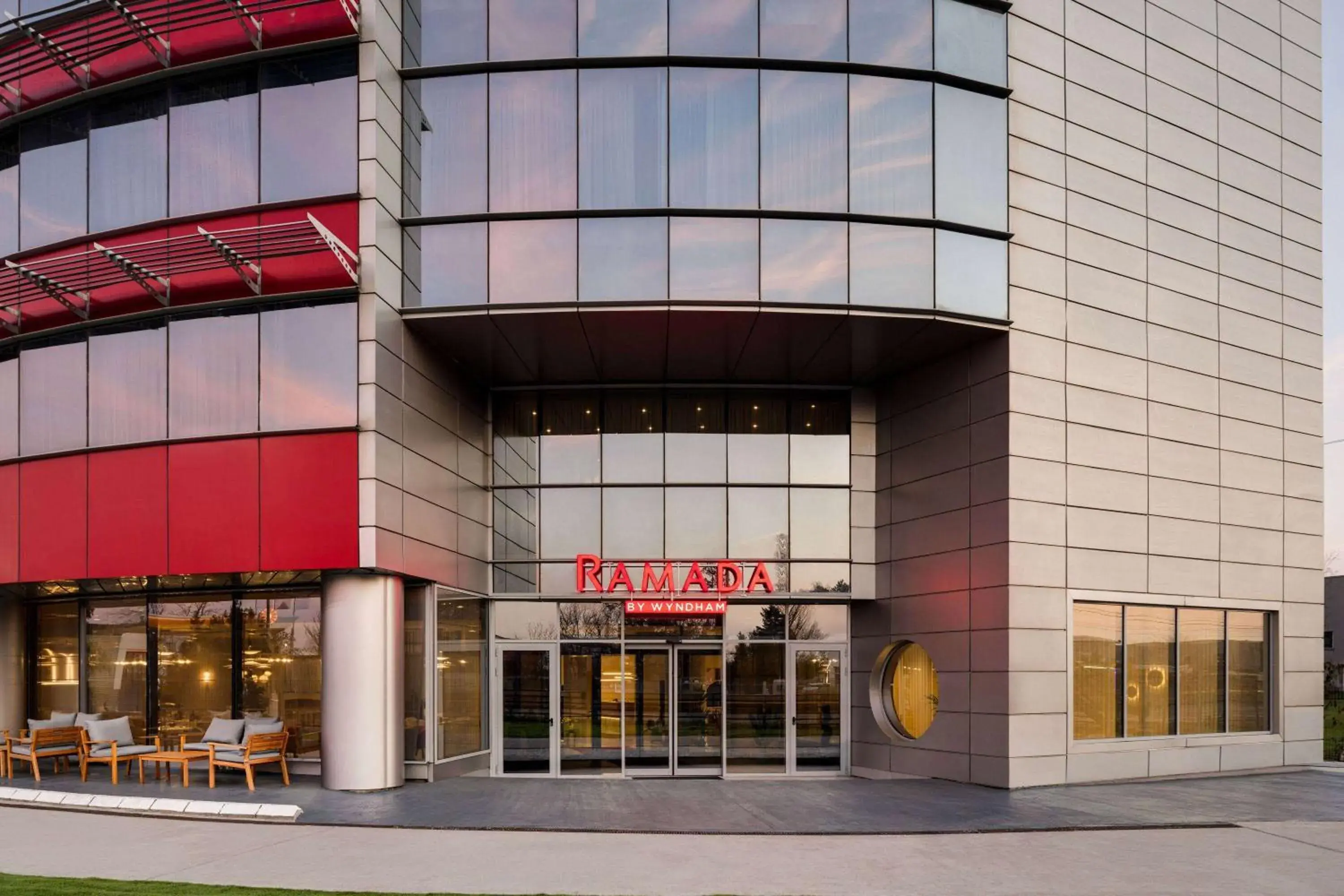 Property building in Ramada by Wyndham Bucharest Otopeni Airport Property building in Ramada by Wyndham Bucharest Otopeni Airport