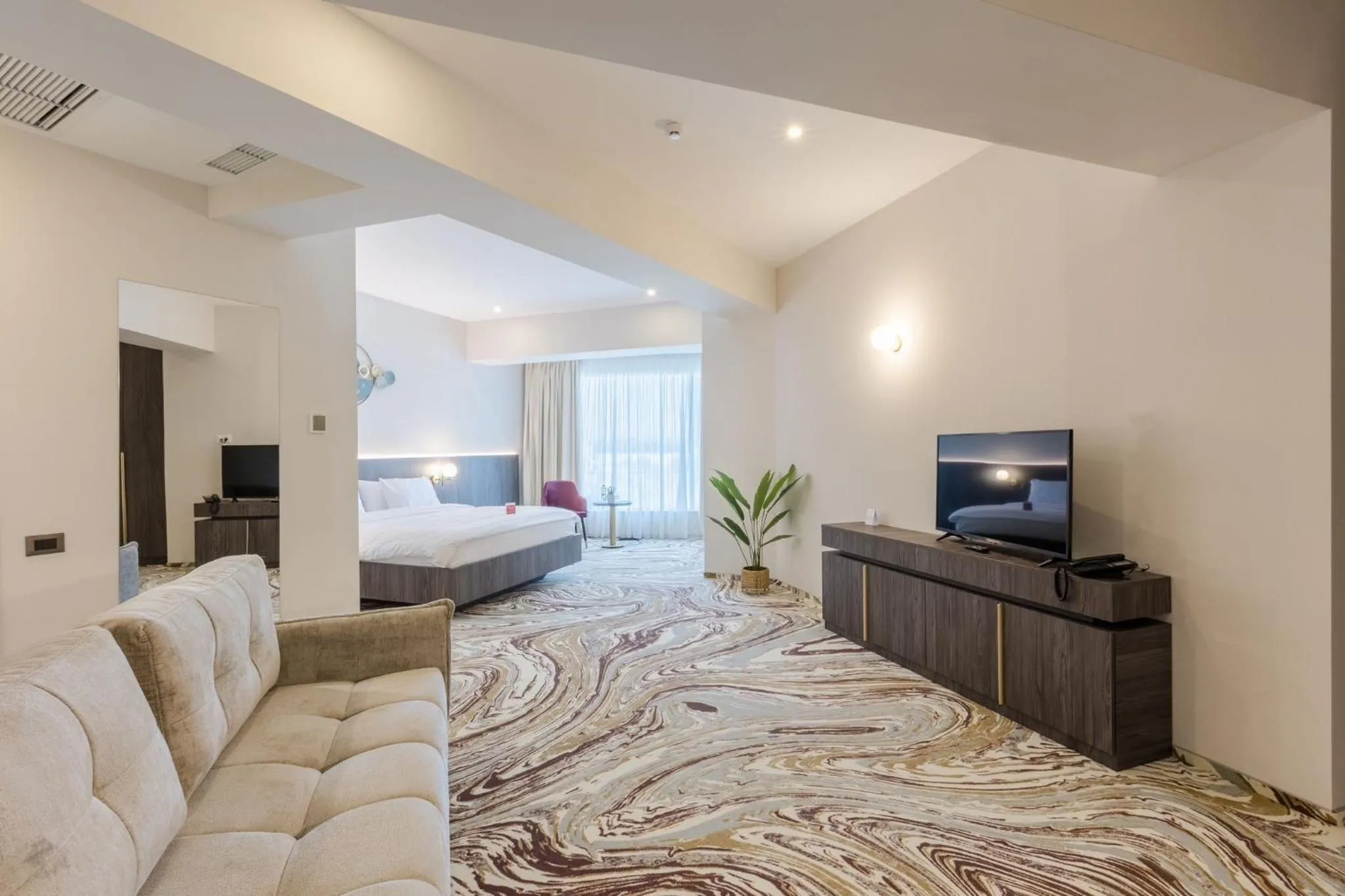 TV and multimedia, Bed in Ramada by Wyndham Bucharest Otopeni Airport