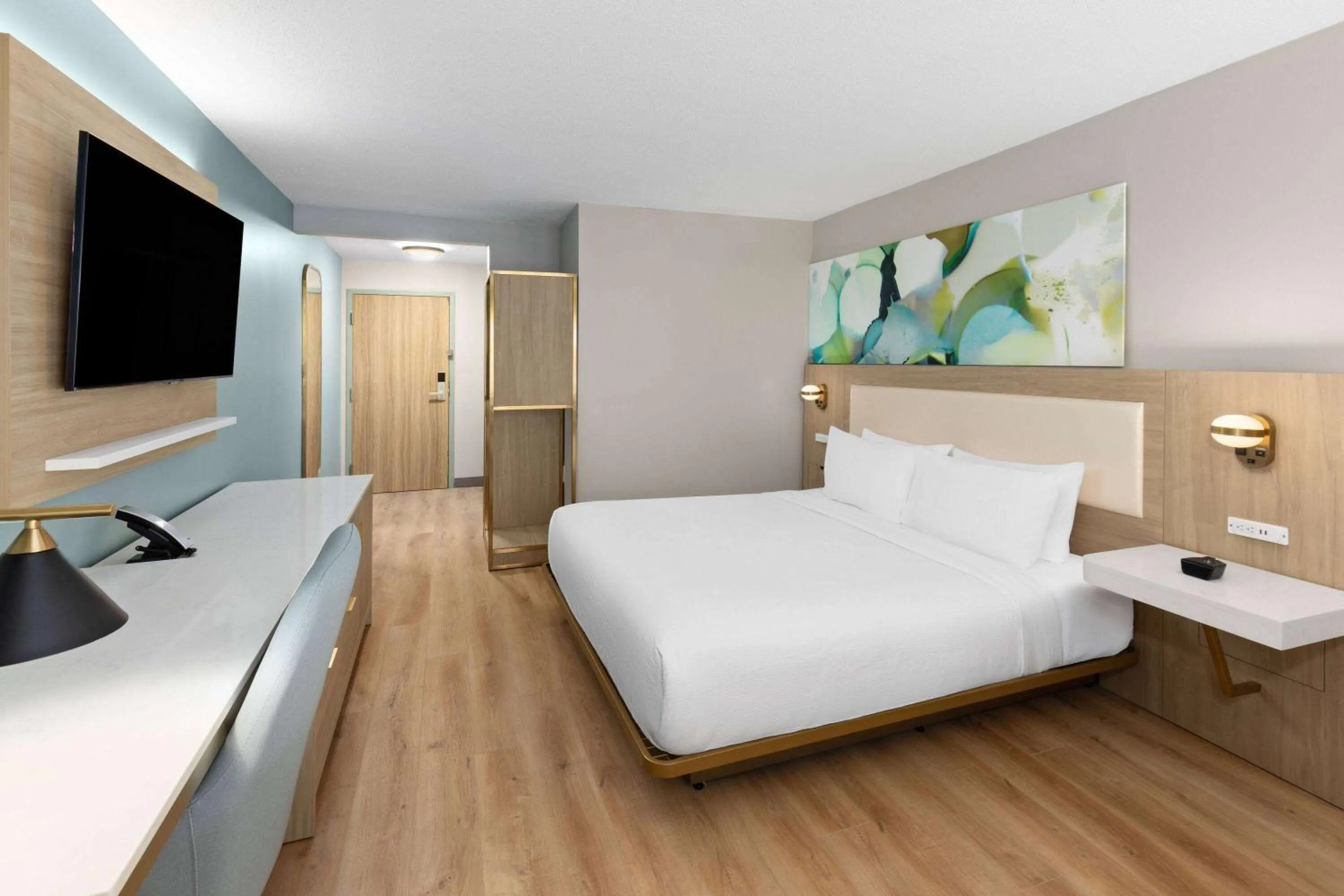 Photo of the whole room, Bed in Wyndham Garden Louisville KY