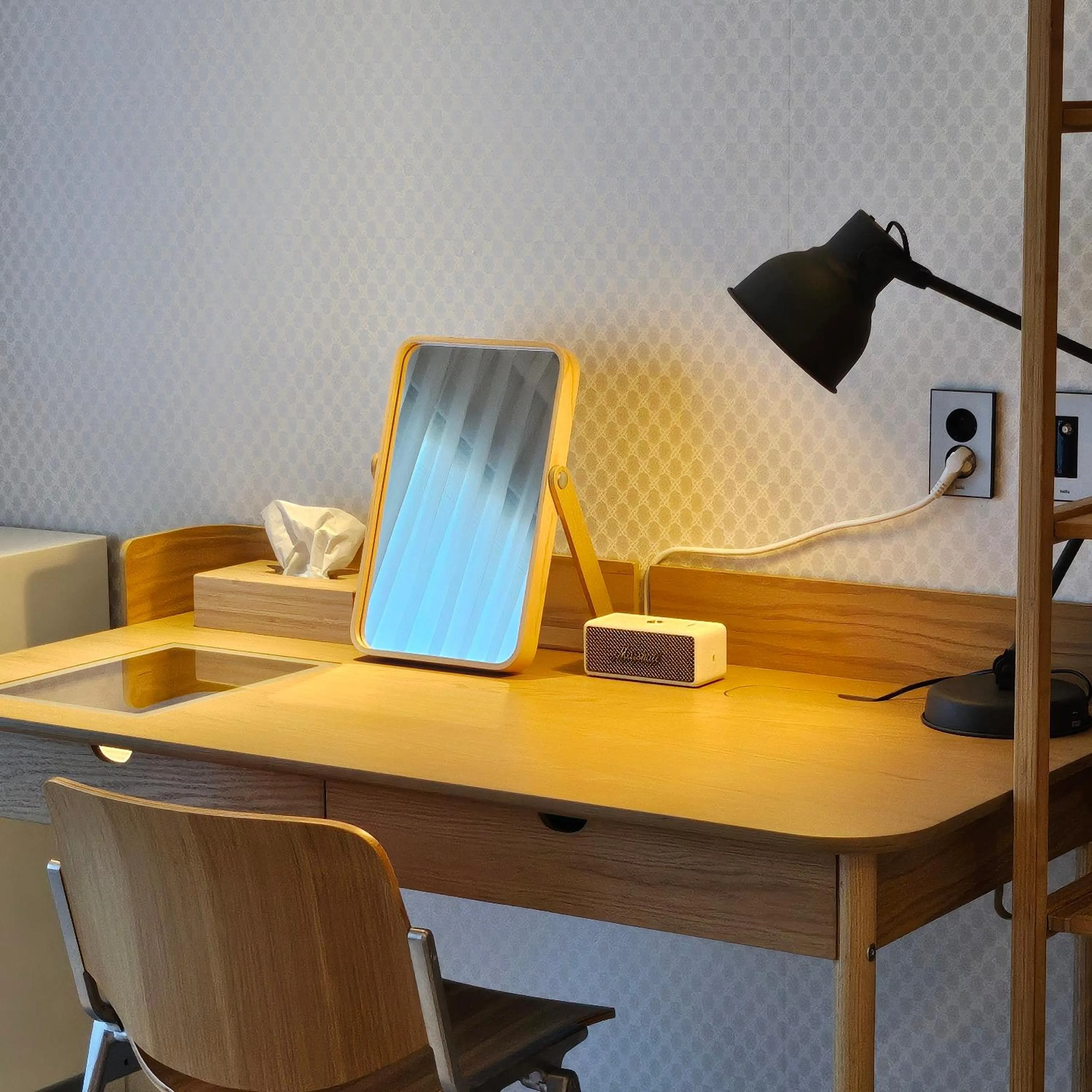 Bedroom in Red Hat Snail