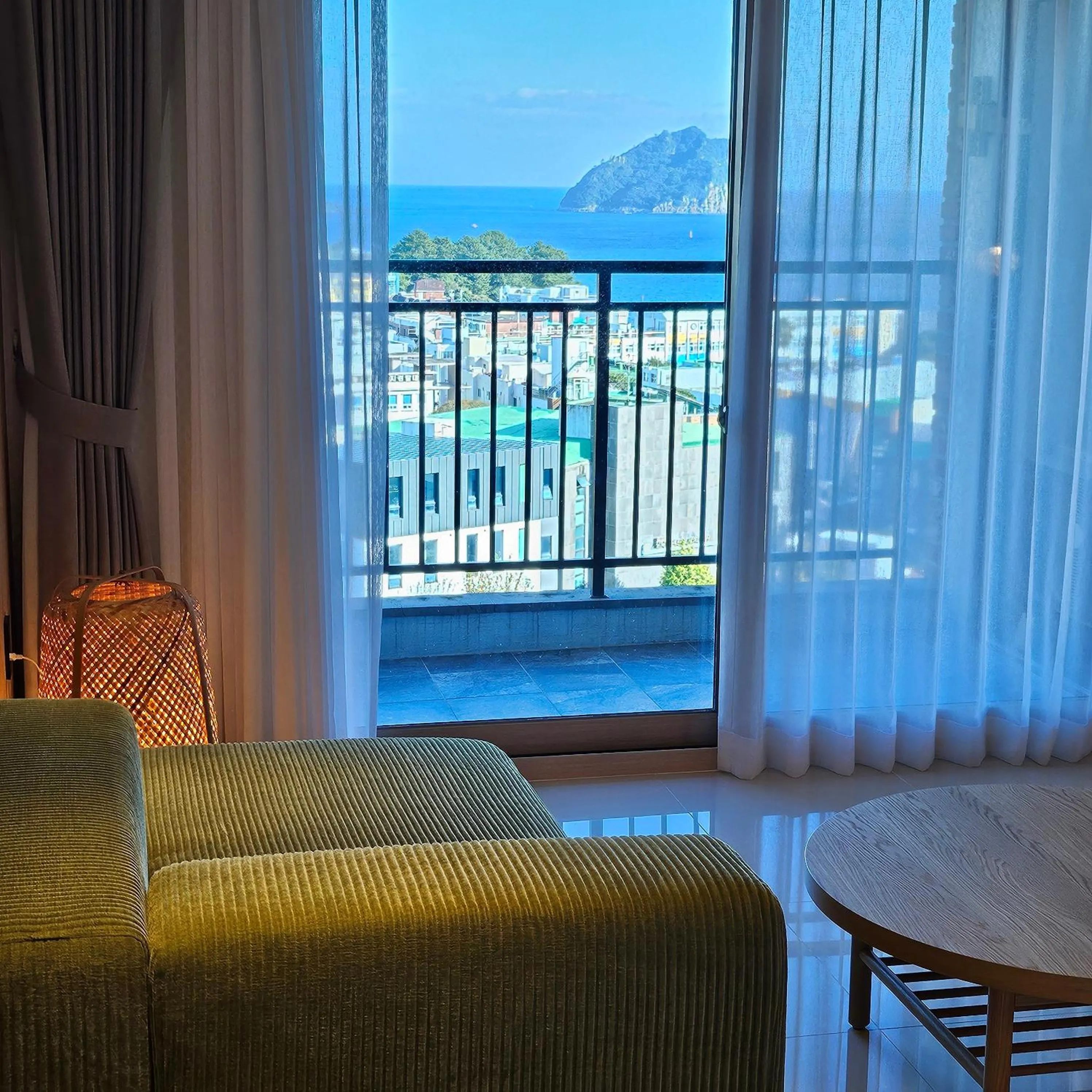 Bedroom in Red Hat Snail