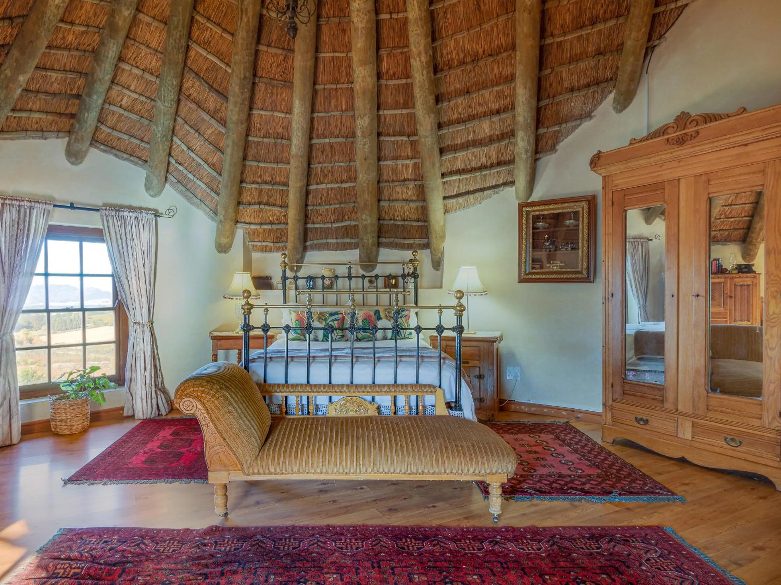 Photo of the whole room, Bed in Mountain Manor