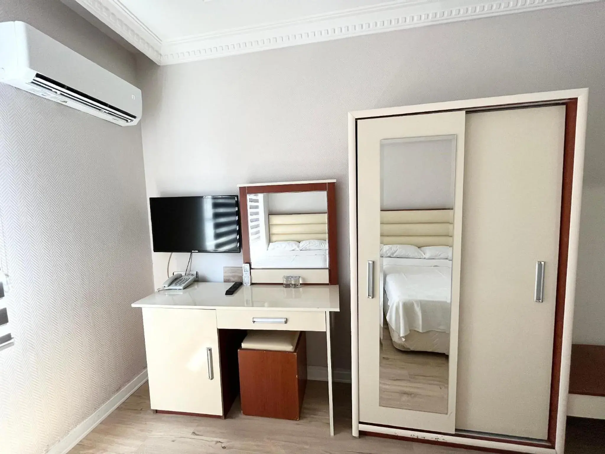 TV and multimedia, Bed in Deluxe Ersoy Hotel TV and multimedia, Bed in Deluxe Ersoy Hotel