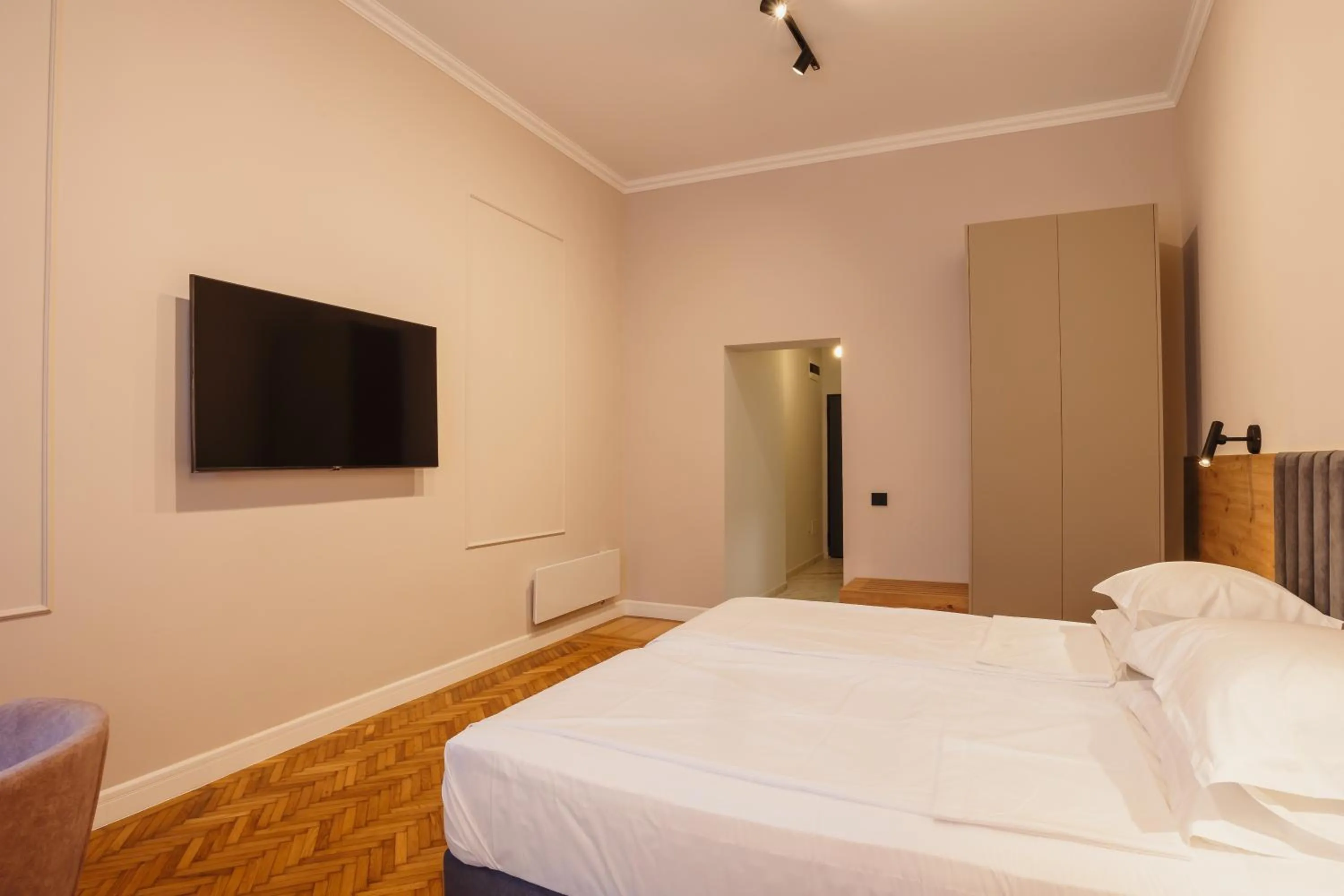 Bed in Bloom Downtown Suites
