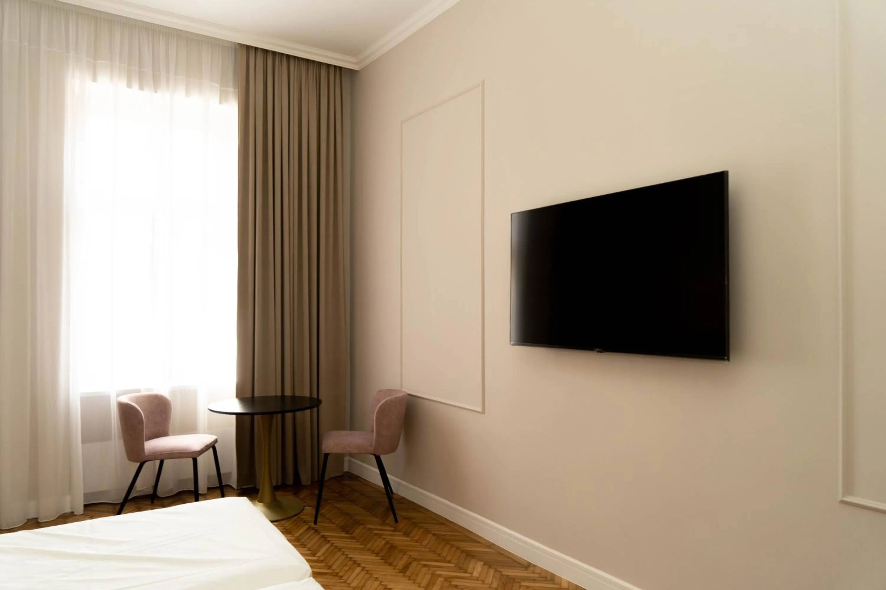 Bed in Bloom Downtown Suites