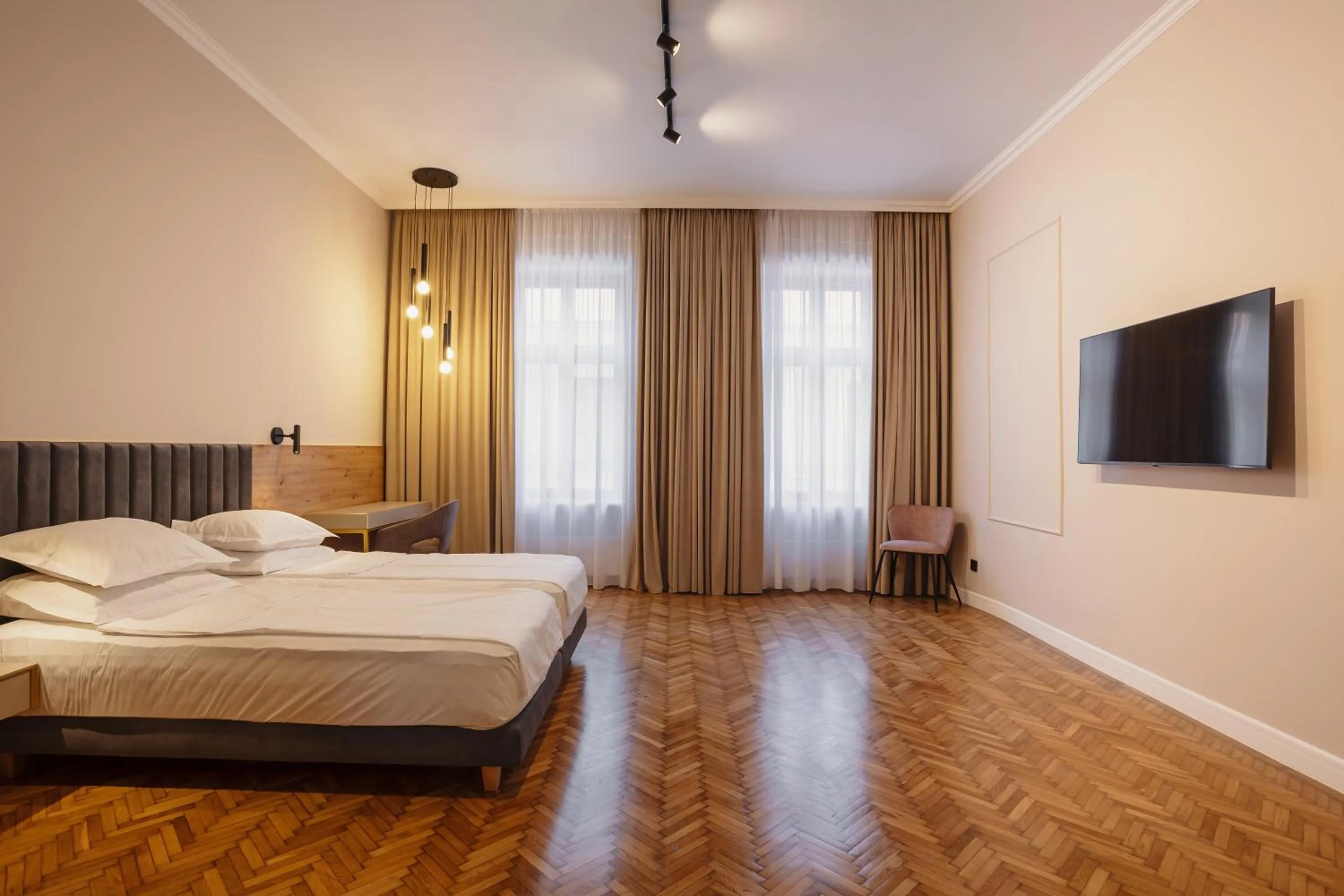 Bed in Bloom Downtown Suites